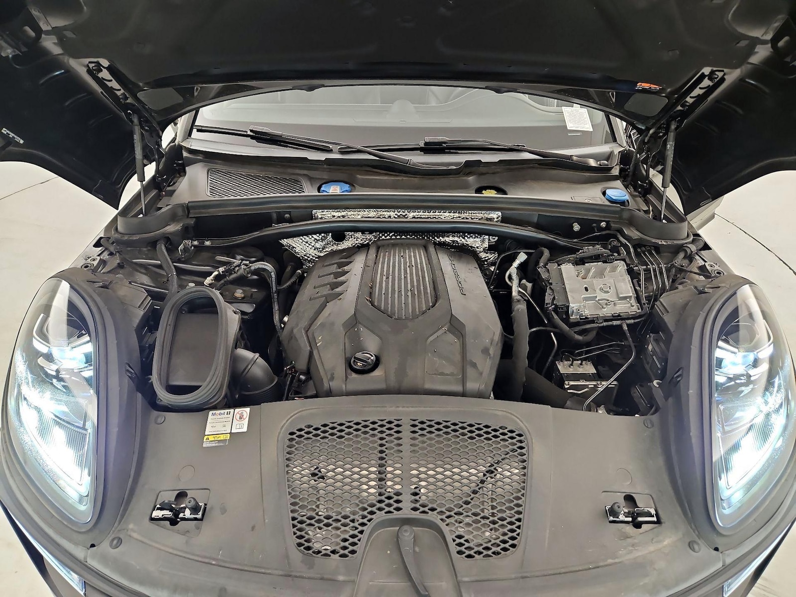 2023 Porsche Macan T - Photo 25