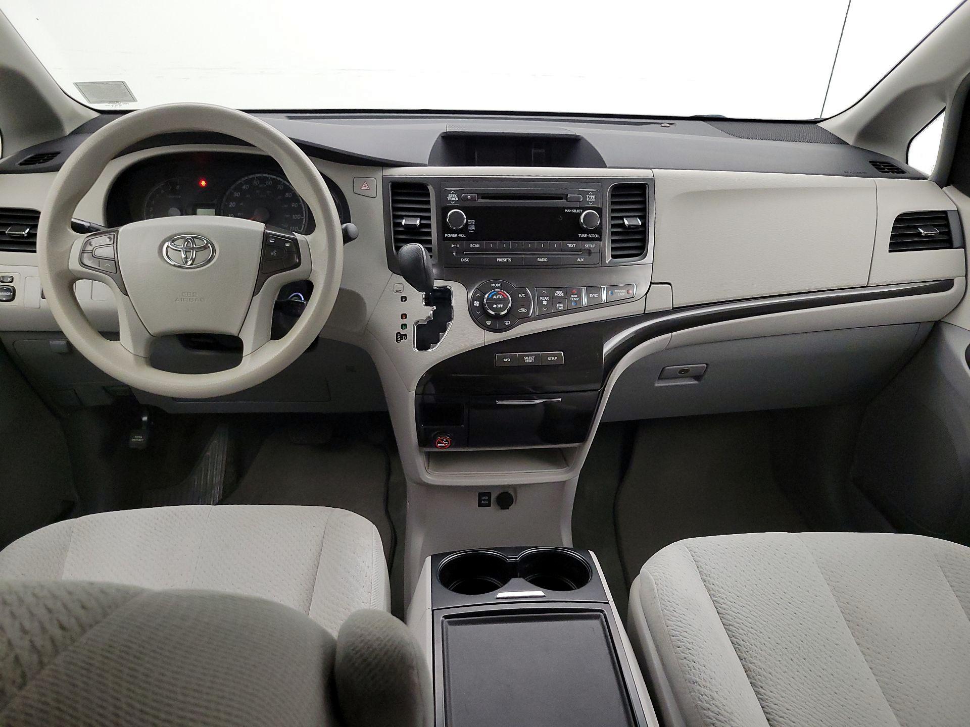 Thumbnail: 2014 Toyota Sienna - 9