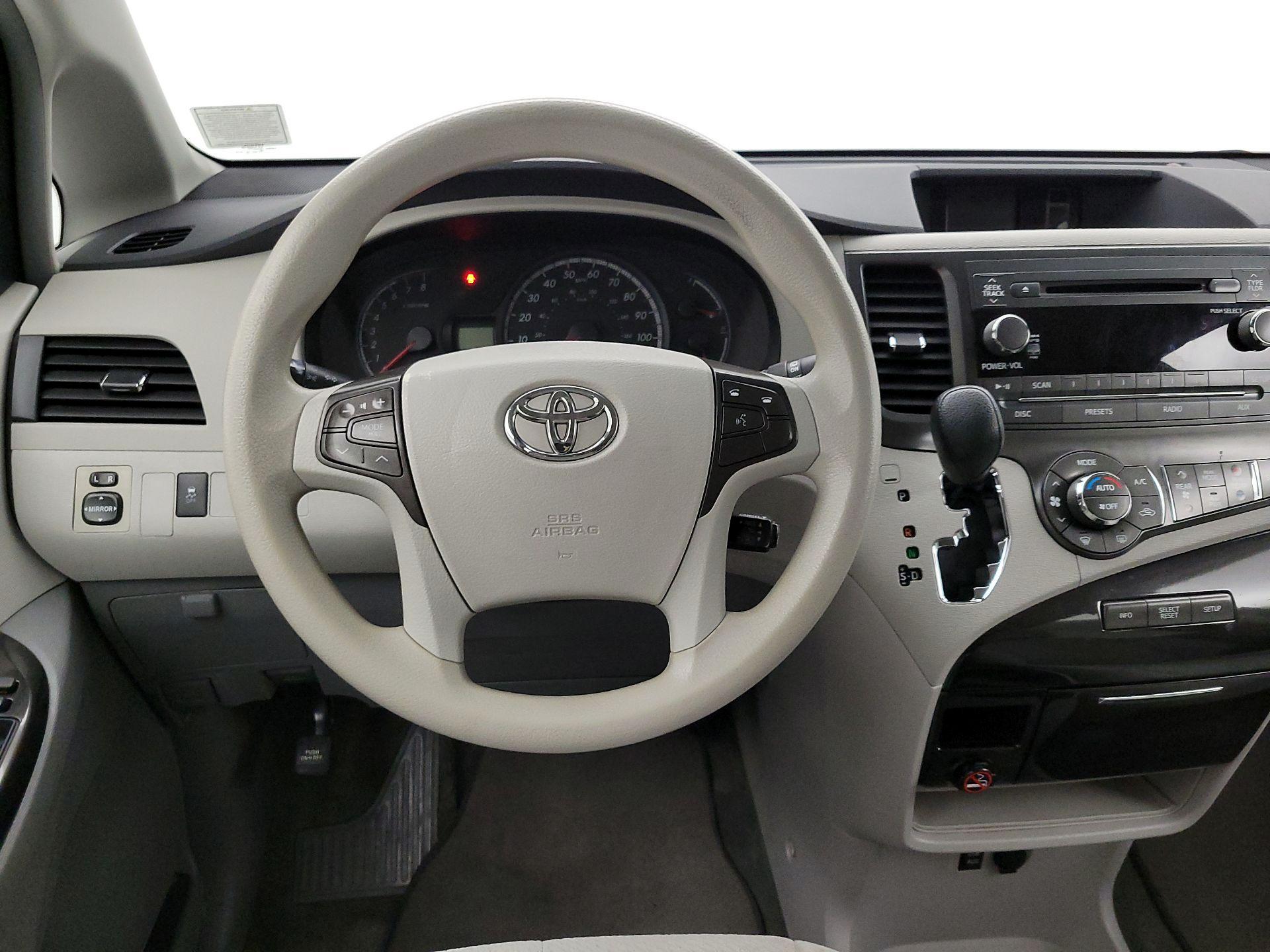 Thumbnail: 2014 Toyota Sienna - 10