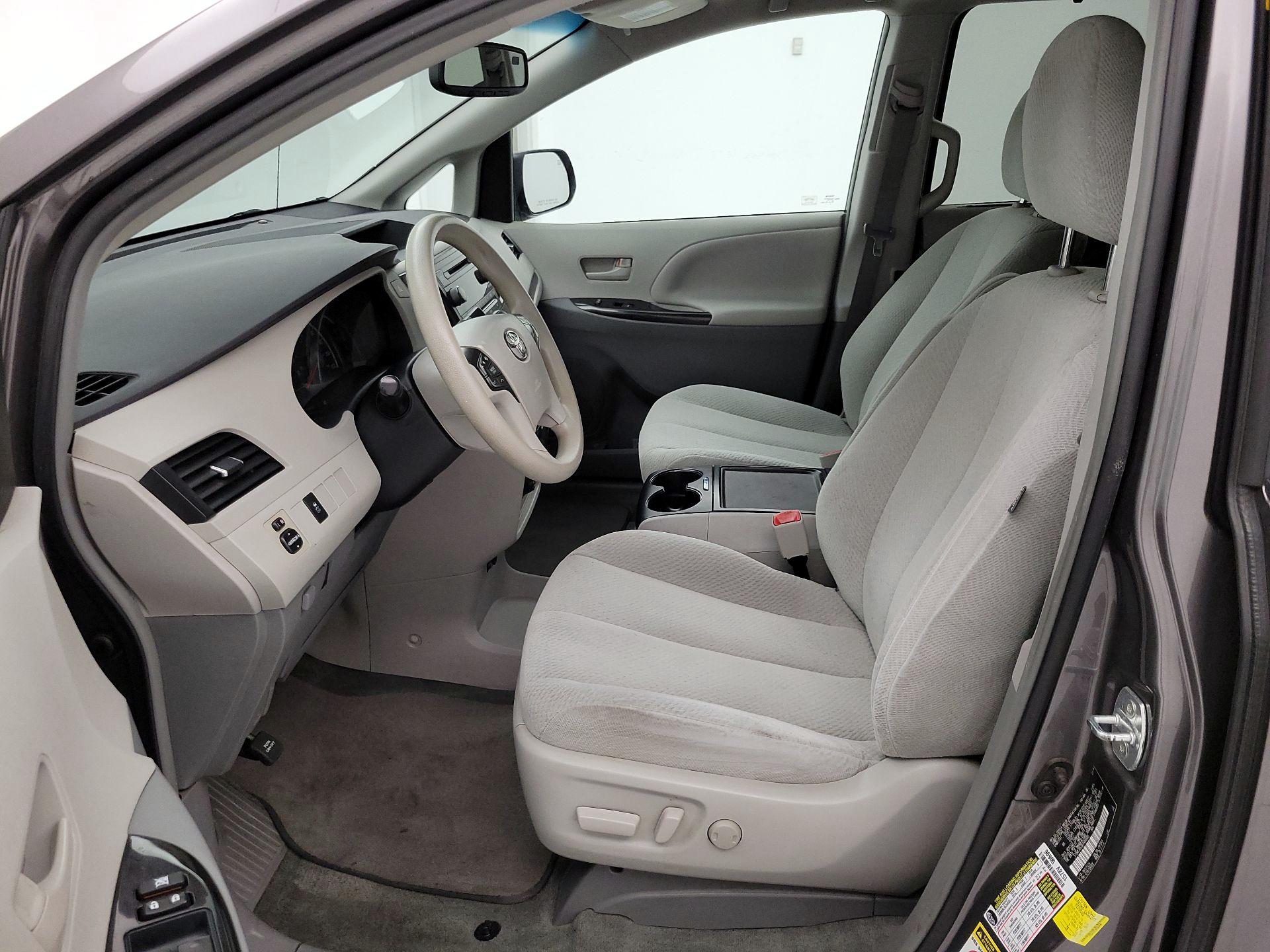 Thumbnail: 2014 Toyota Sienna - 11