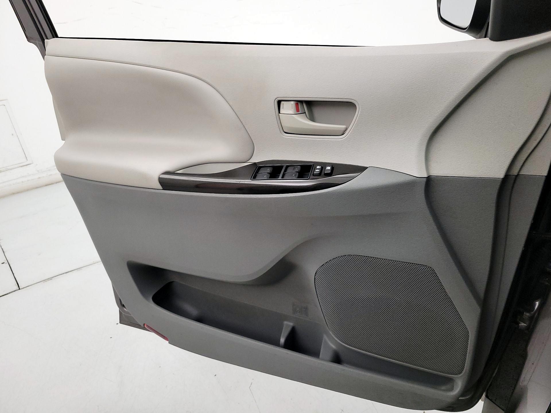 Thumbnail: 2014 Toyota Sienna - 12