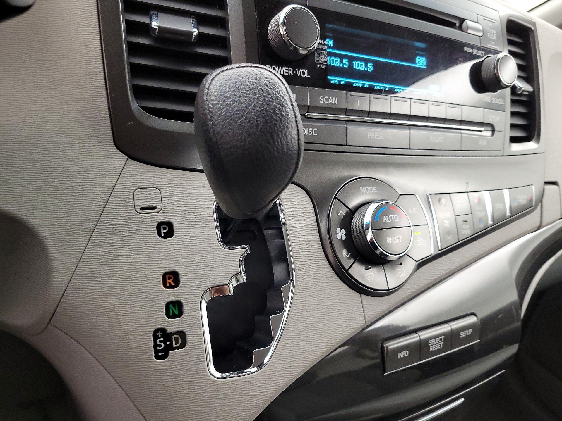 Thumbnail: 2014 Toyota Sienna - 17