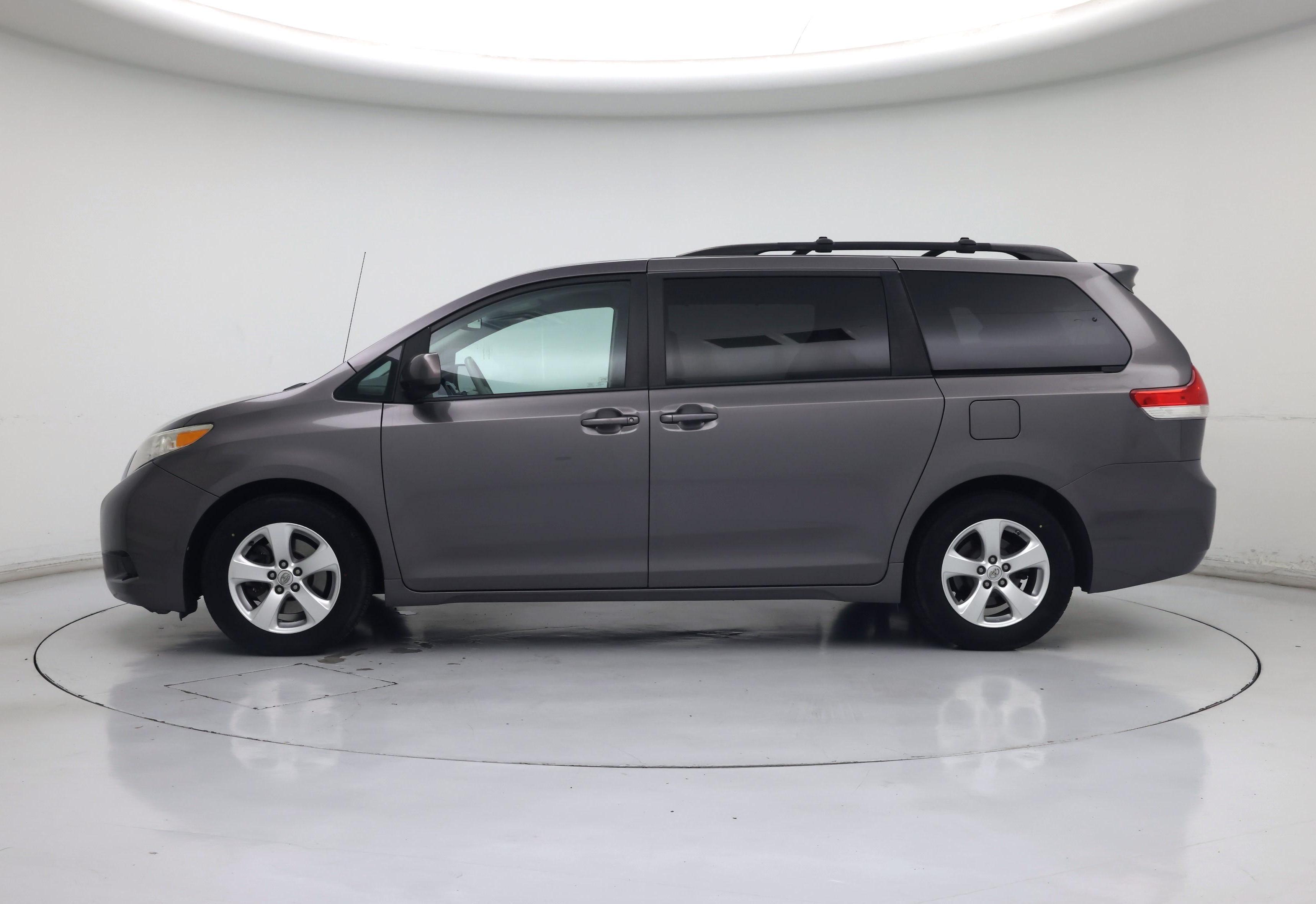 Thumbnail: 2014 Toyota Sienna - 3