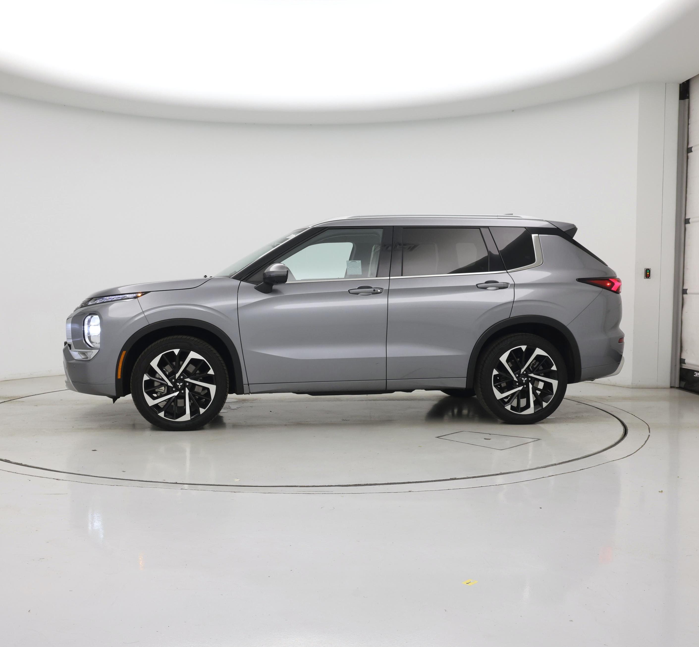 Thumbnail: 2024 Mitsubishi Outlander - 3