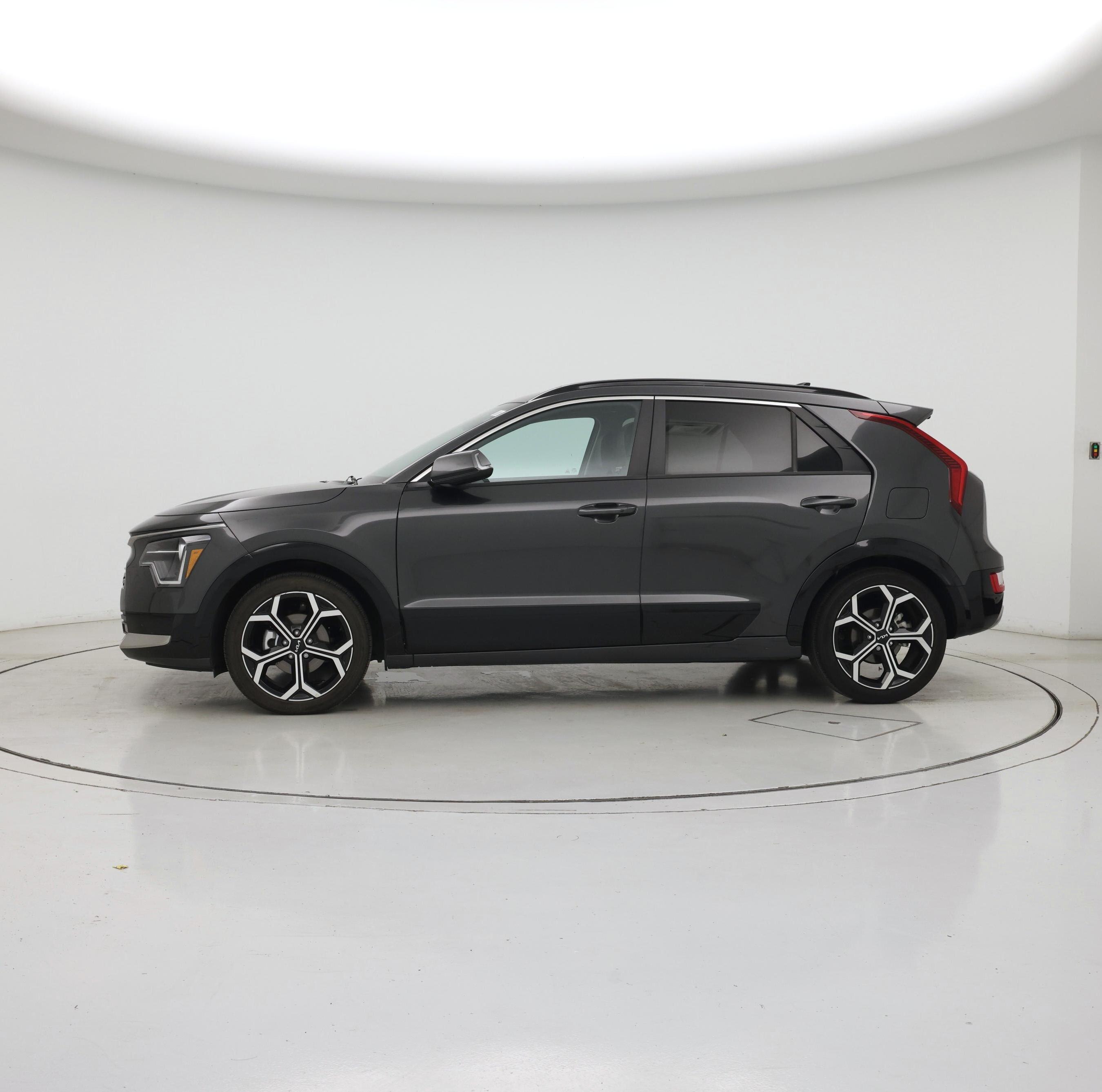 Thumbnail: 2023 Kia Niro - 3