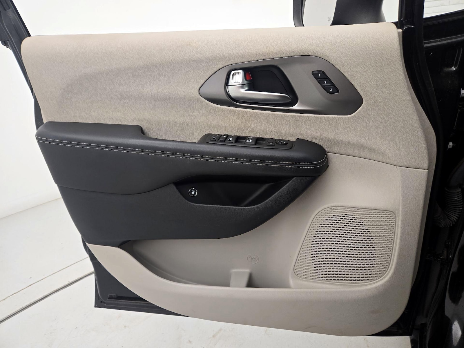 2023 Chrysler Pacifica Hybrid Touring L - Photo 13