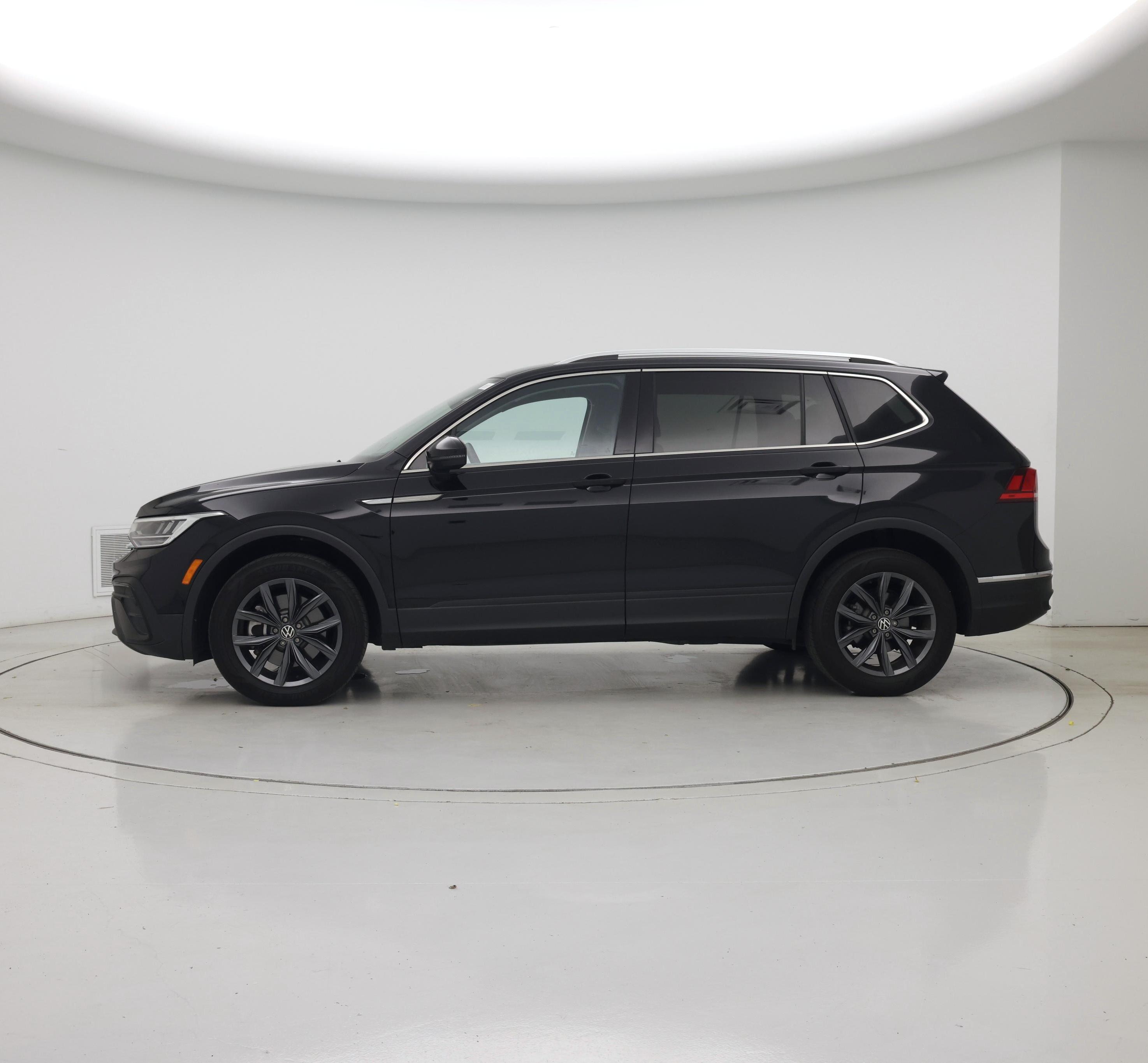 Thumbnail: 2022 Volkswagen Tiguan - 3