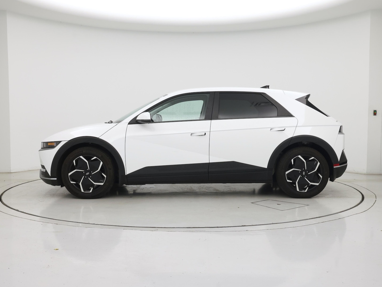 2024 Hyundai IONIQ 5 SE - Photo 4