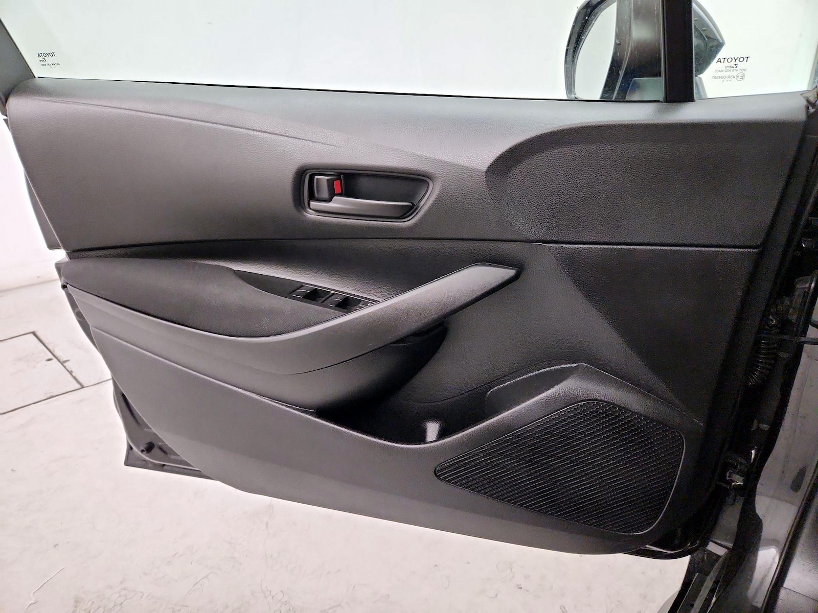 2025 Toyota Corolla LE - Photo 11
