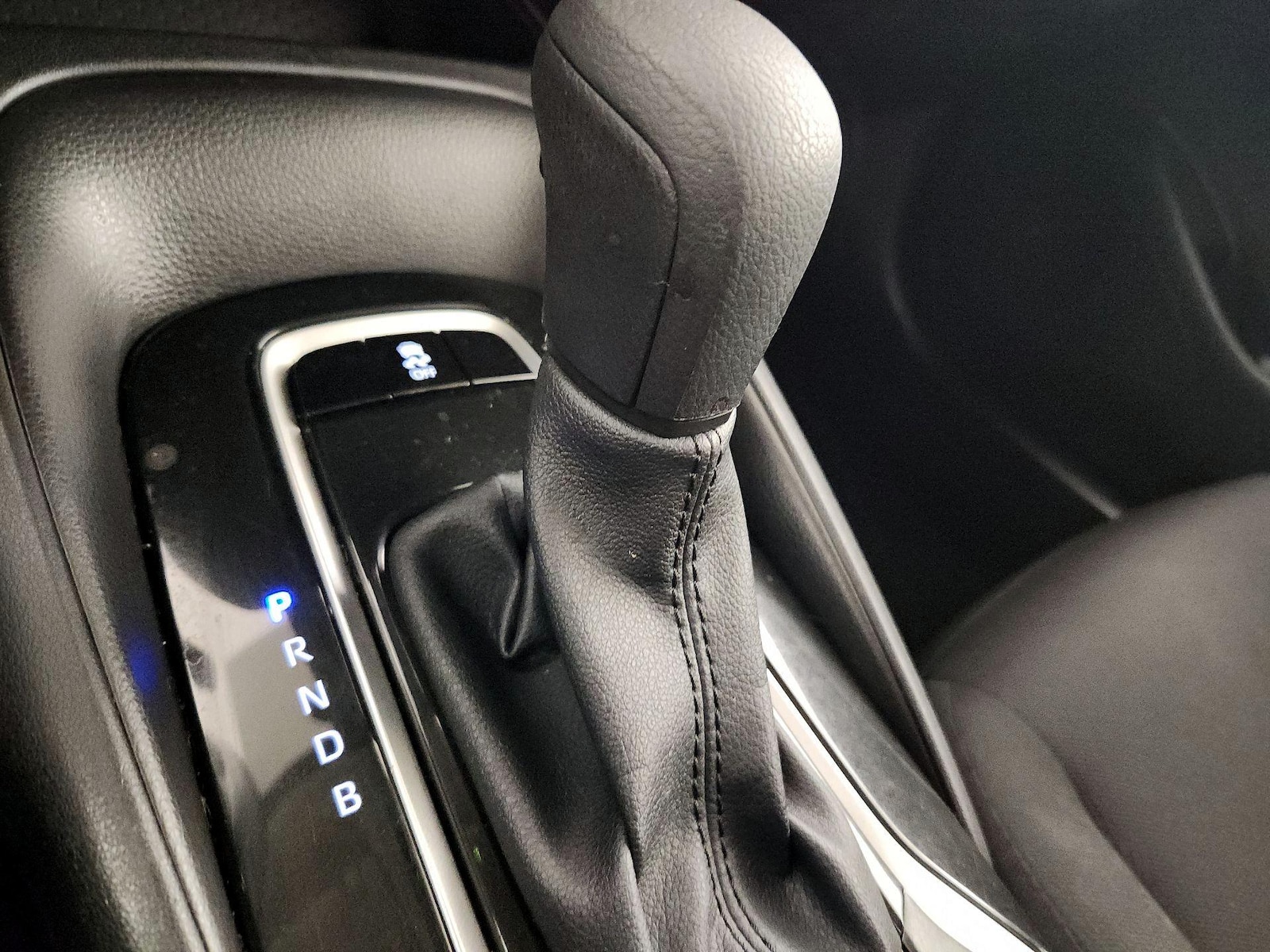2025 Toyota Corolla LE - Photo 16