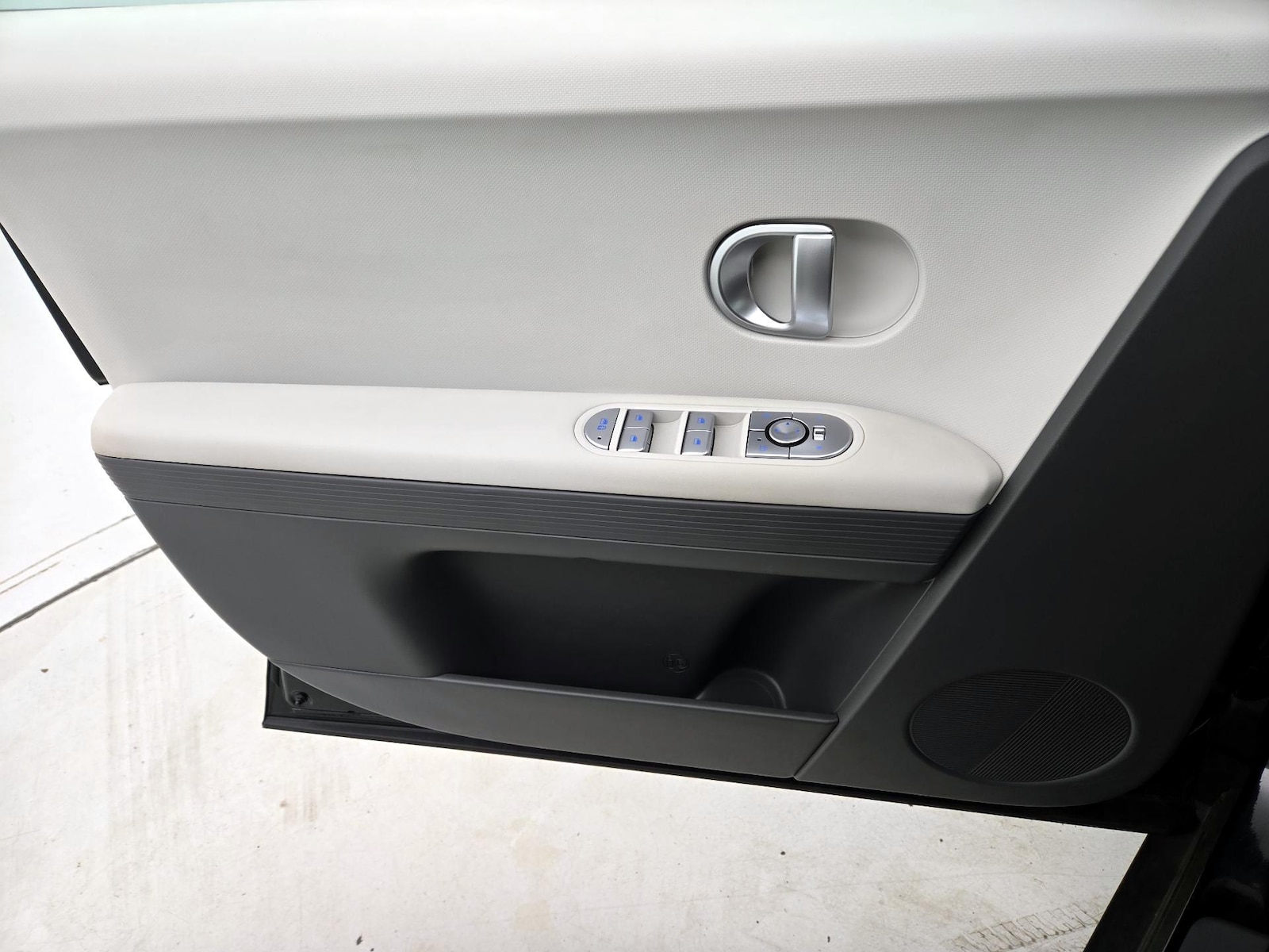 2024 Hyundai IONIQ 5 SE - Photo 13