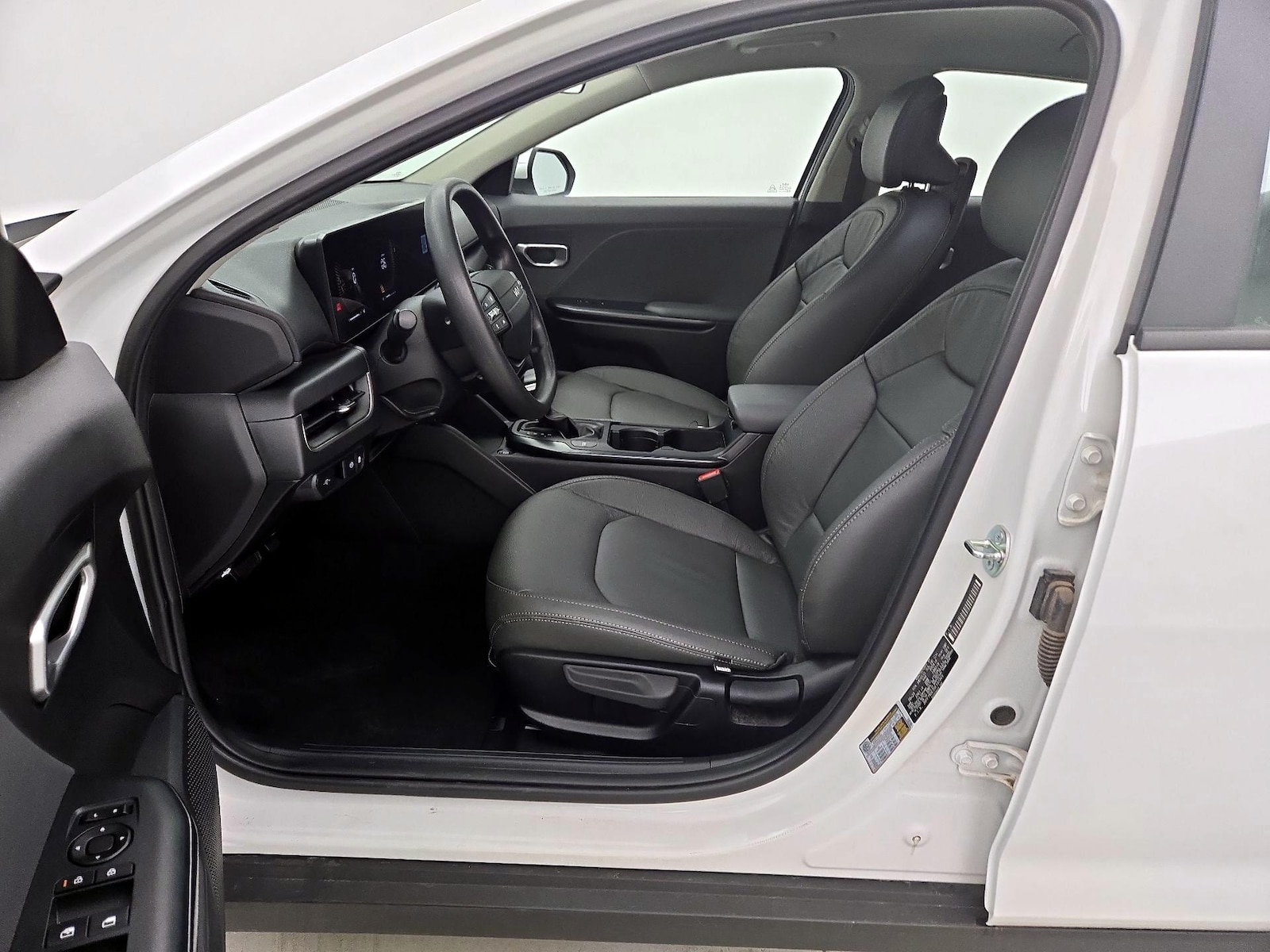 2025 Kia K4 LX - Photo 12