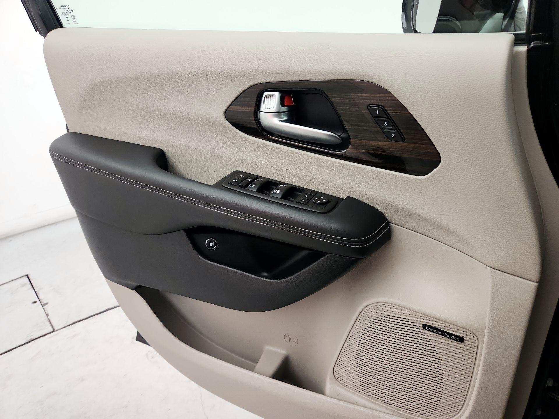 Thumbnail: 2023 Chrysler Pacifica - 12