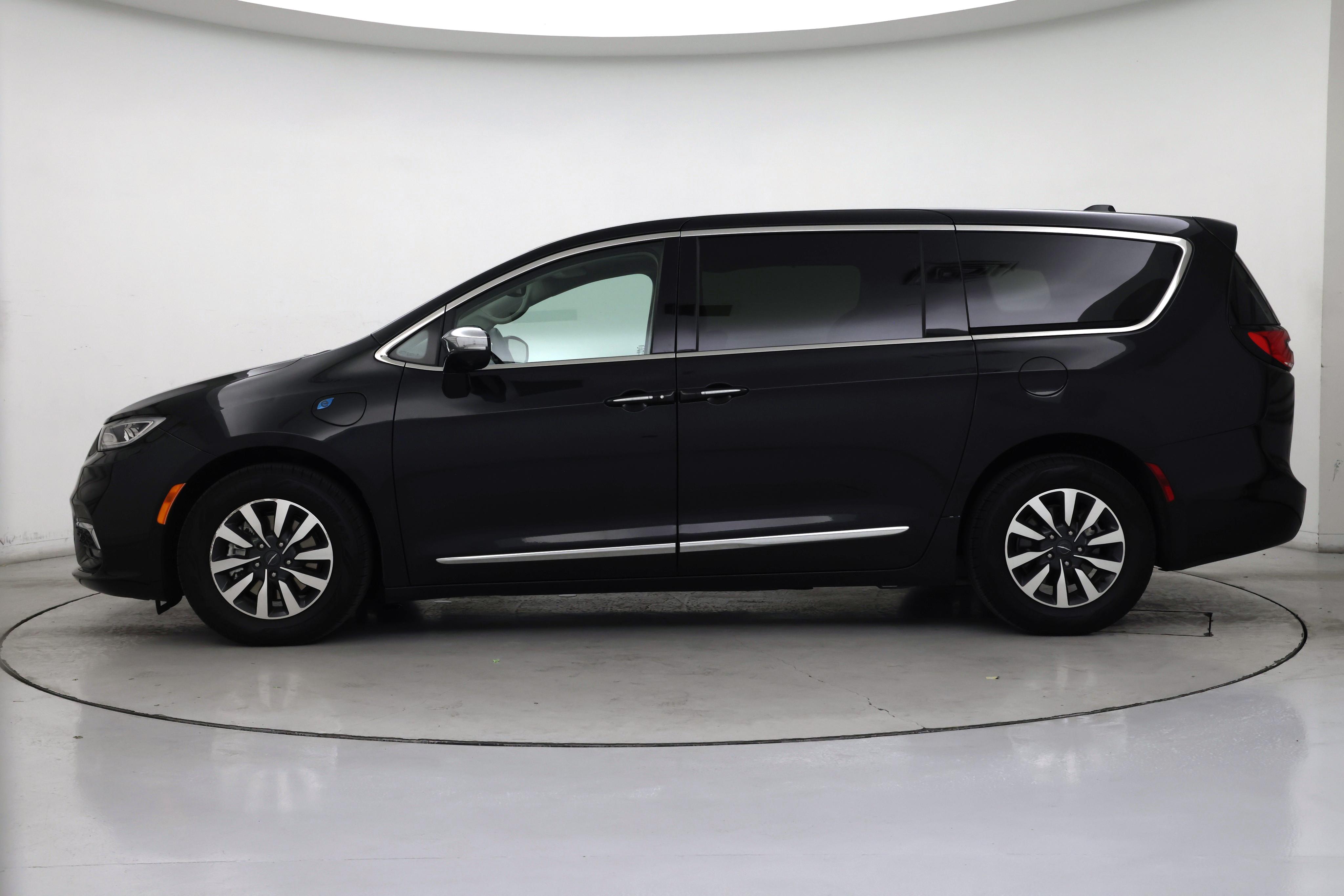 Thumbnail: 2023 Chrysler Pacifica - 3