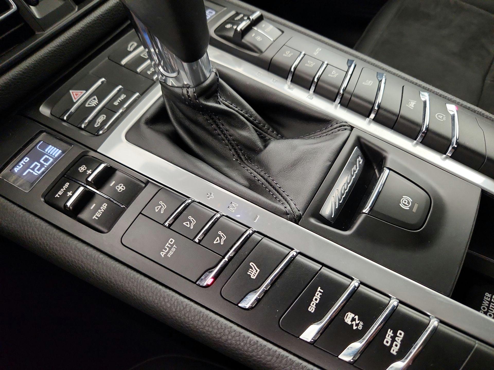 Thumbnail: 2021 Porsche Macan - 16