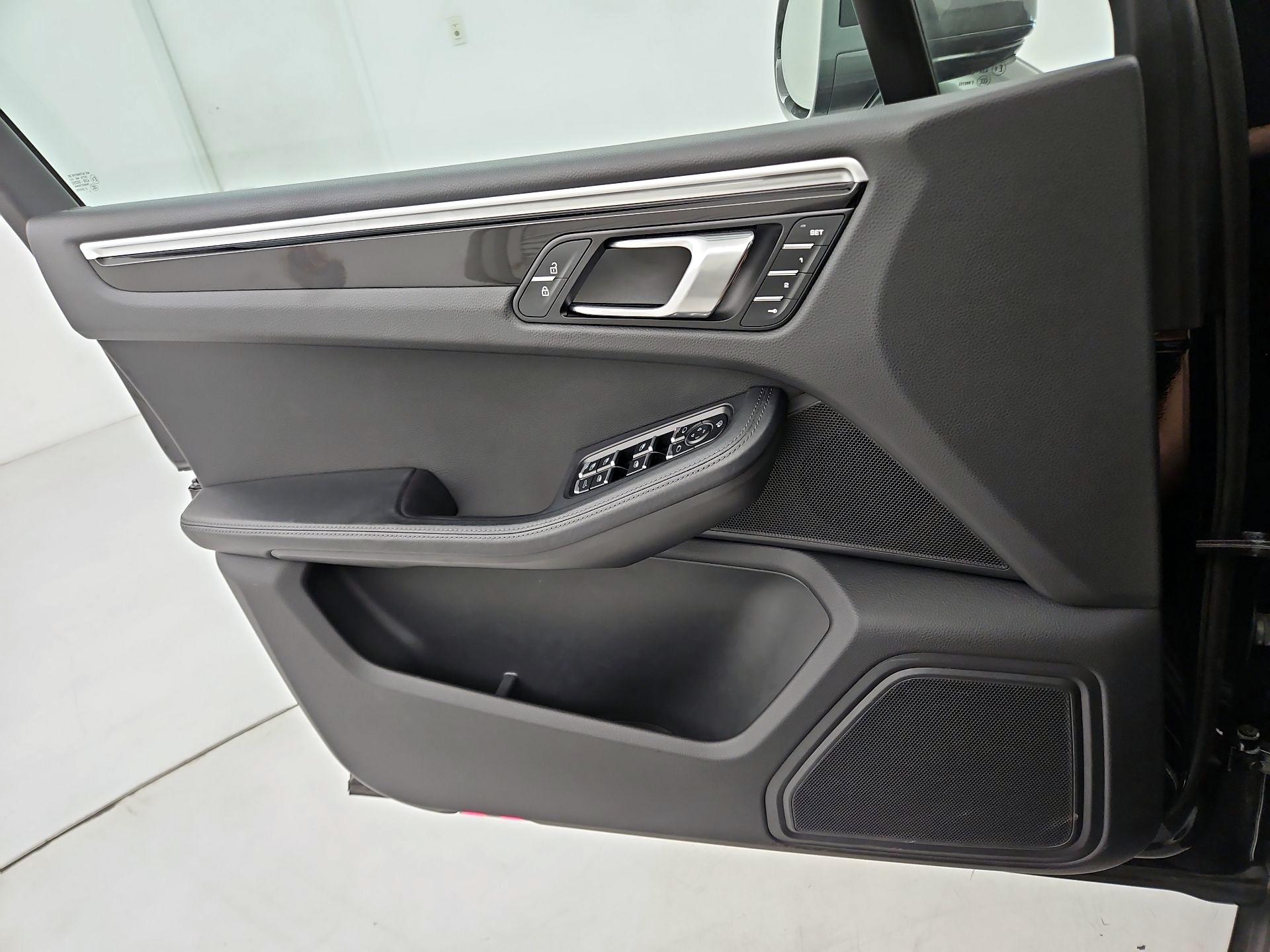 Thumbnail: 2023 Porsche Macan - 12