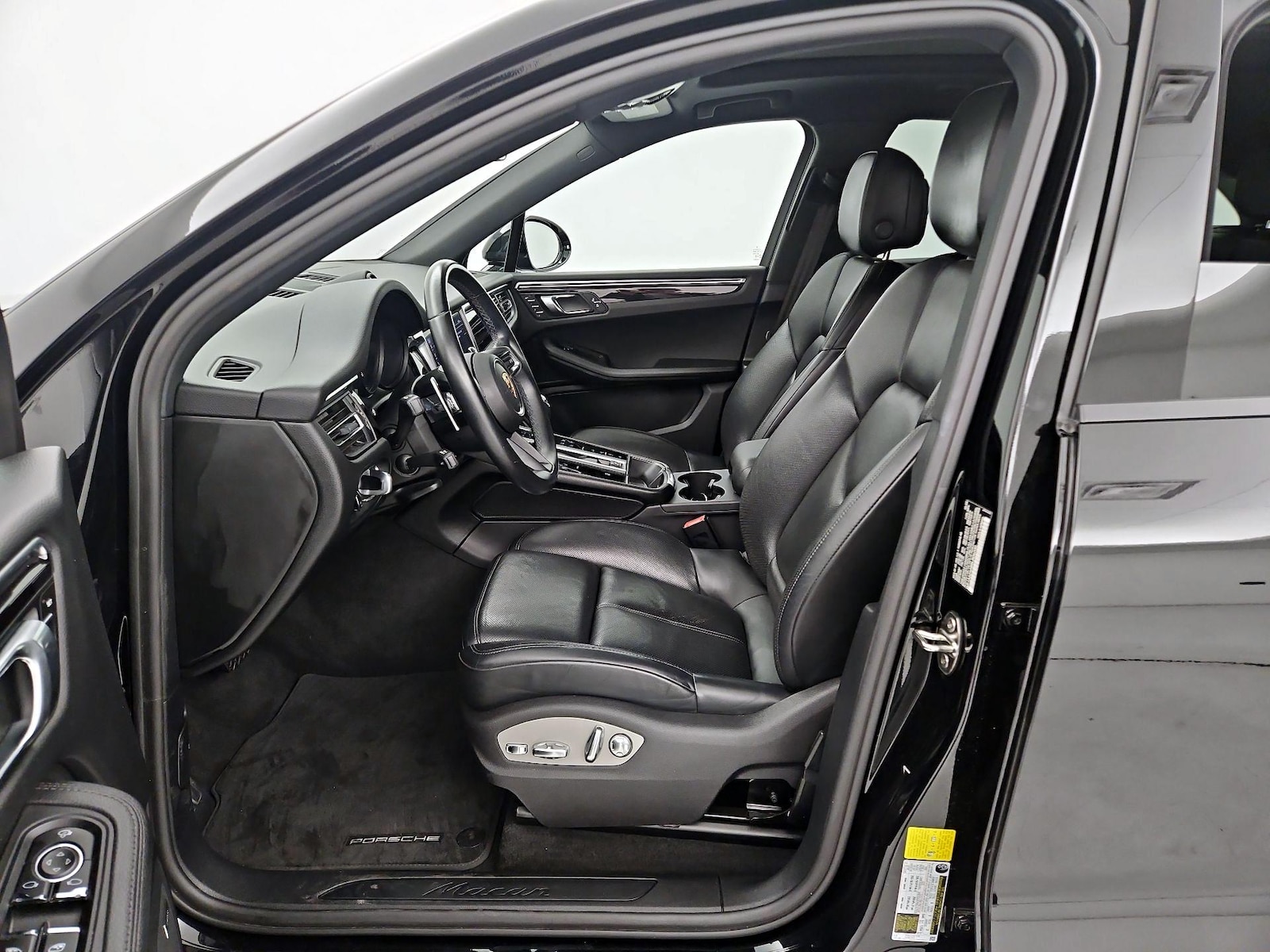 2024 Porsche Macan T - Photo 12
