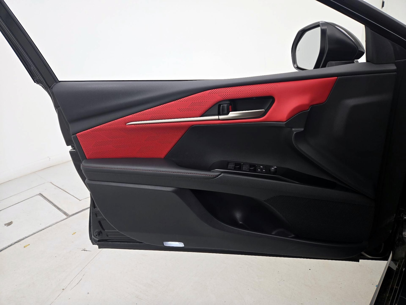 2025 Toyota Camry LE - Photo 13
