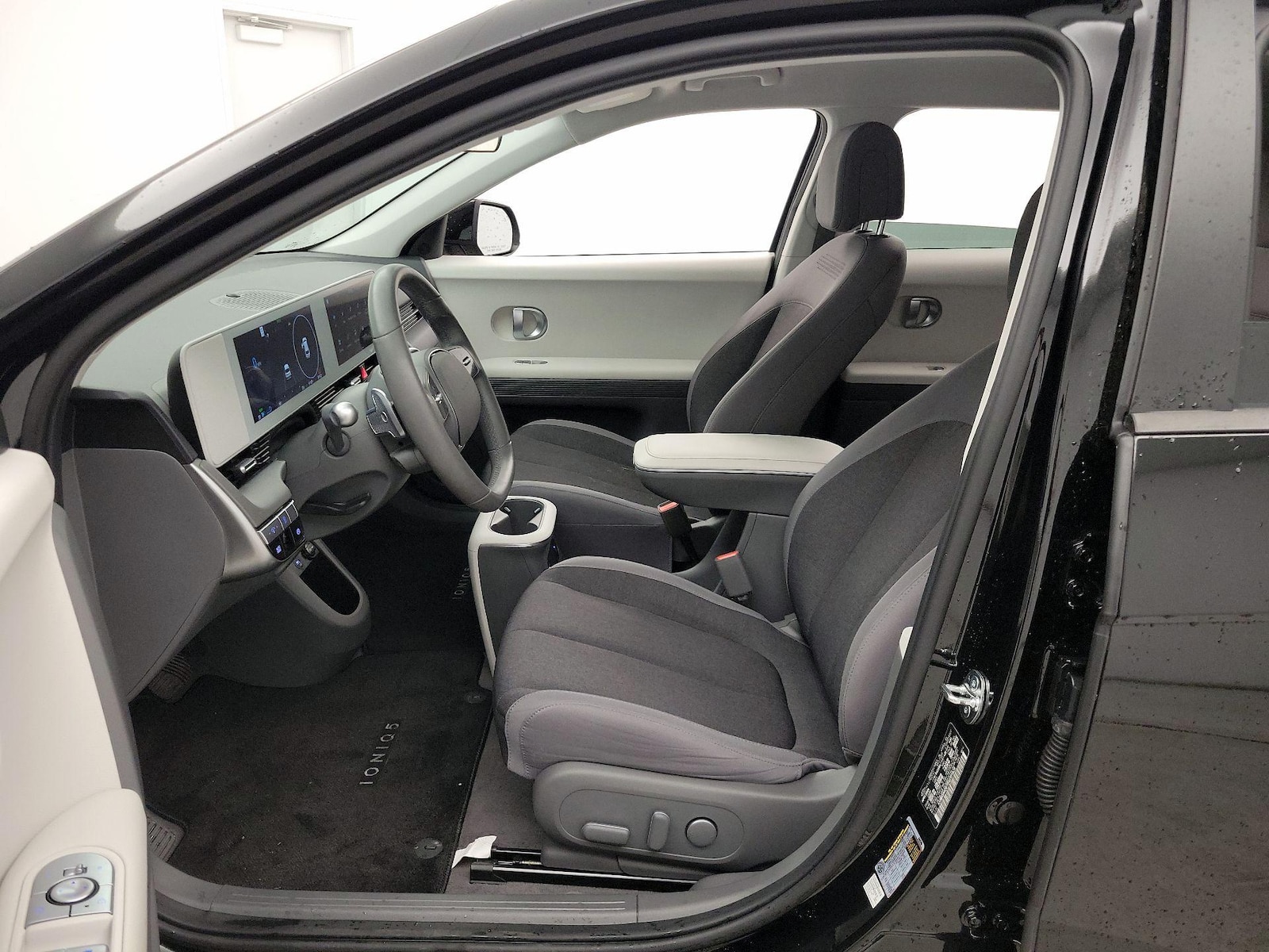 2024 Hyundai IONIQ 5 SE - Photo 12
