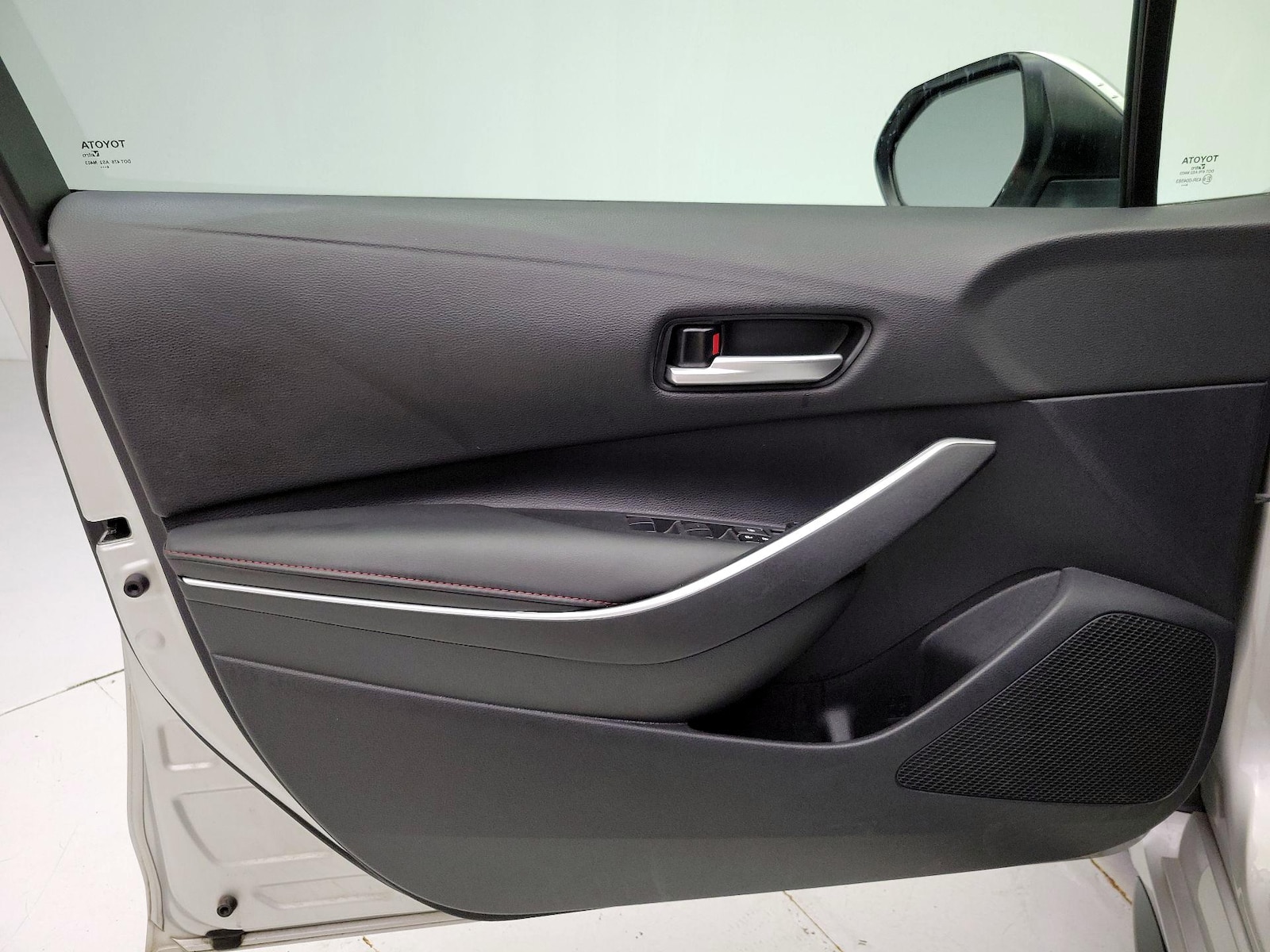 2025 Toyota Corolla SE - Photo 13