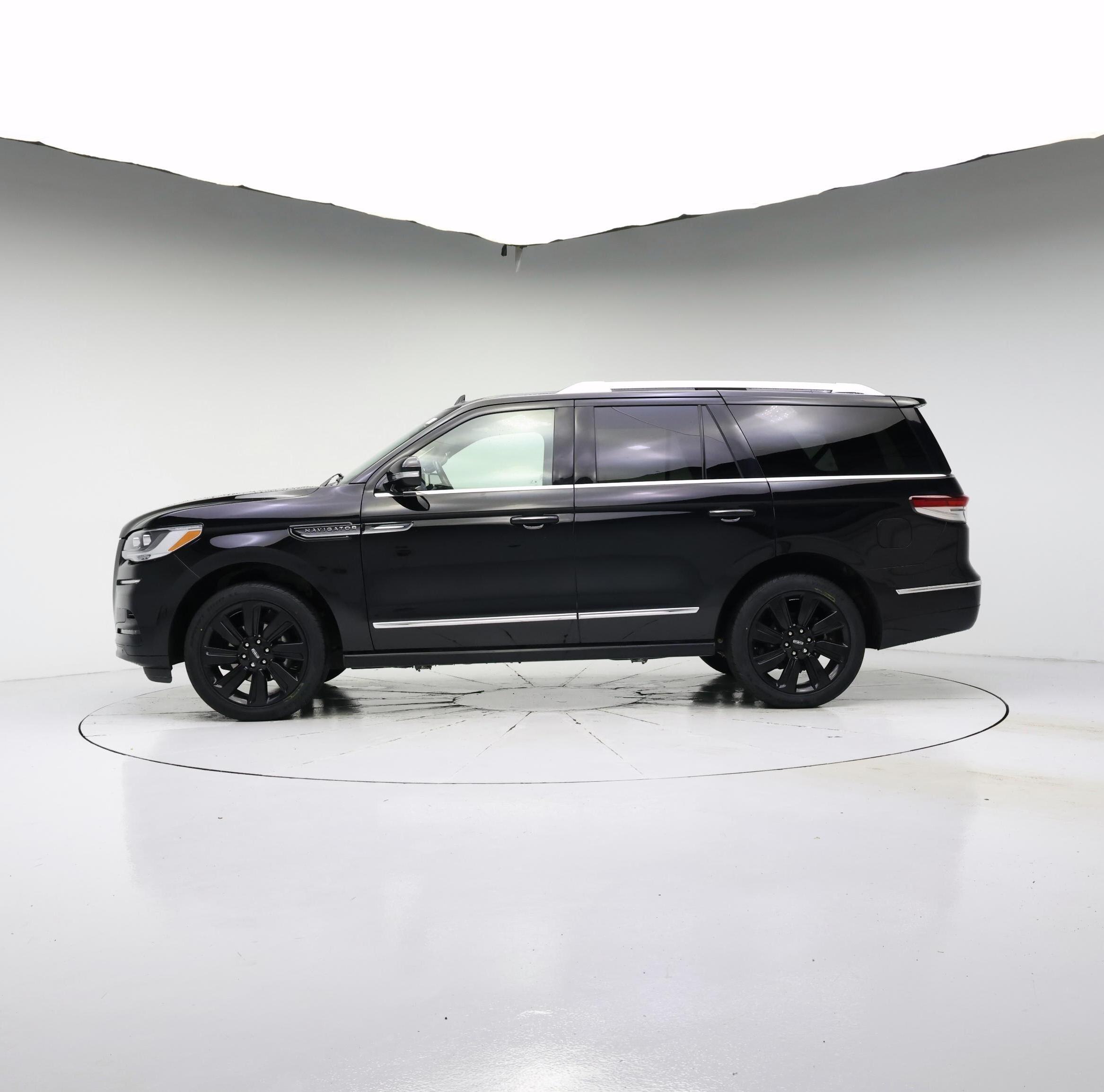 Thumbnail: 2023 Lincoln Navigator - 3