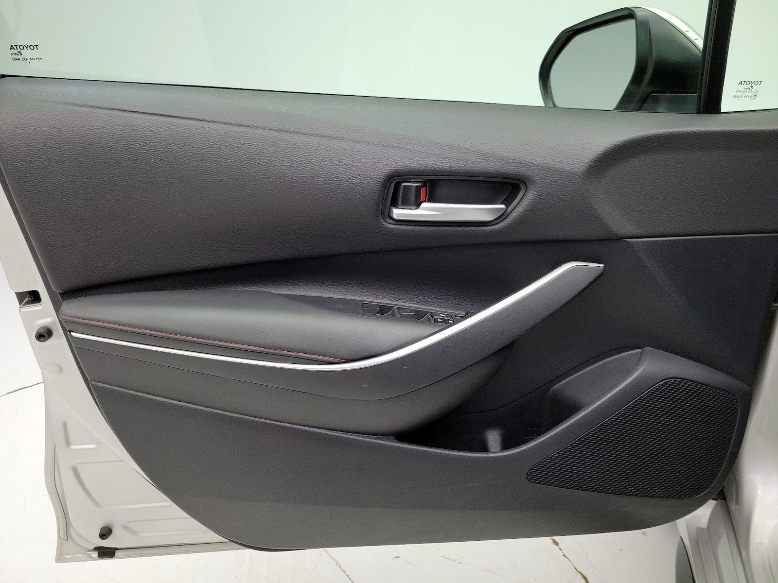 2025 Toyota Corolla SE - Photo 13
