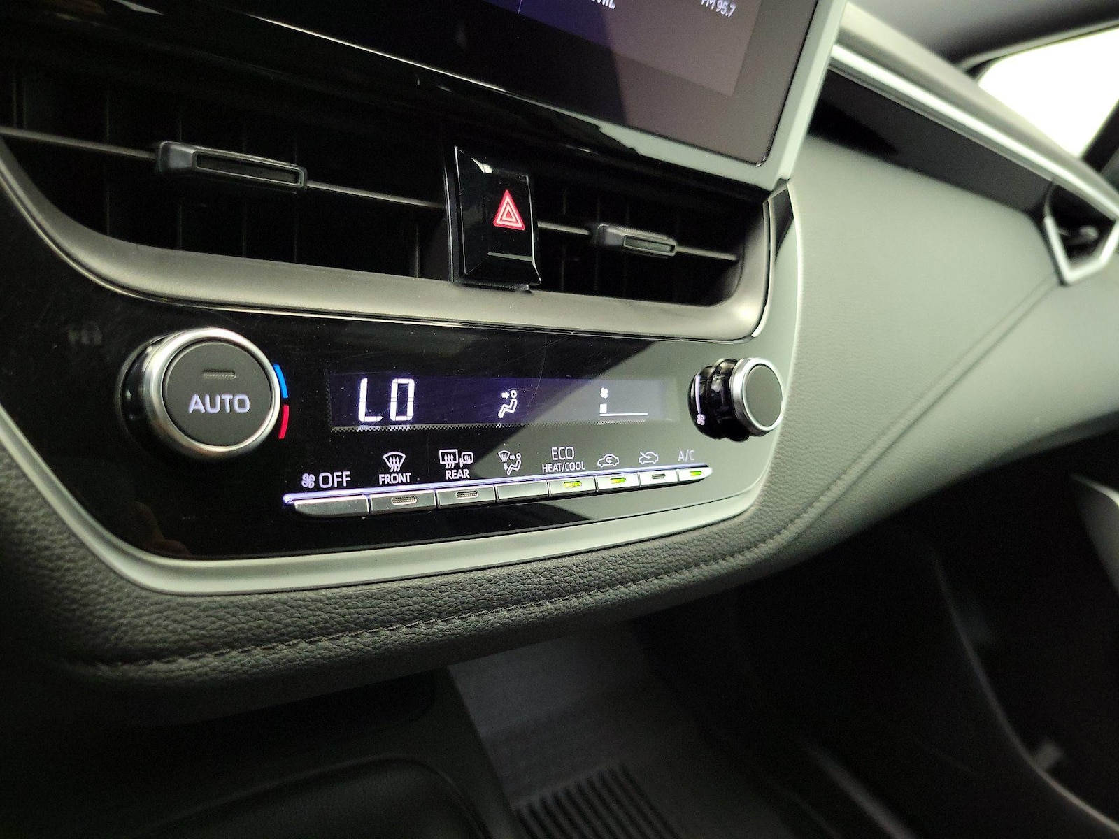 2025 Toyota Corolla SE - Photo 17