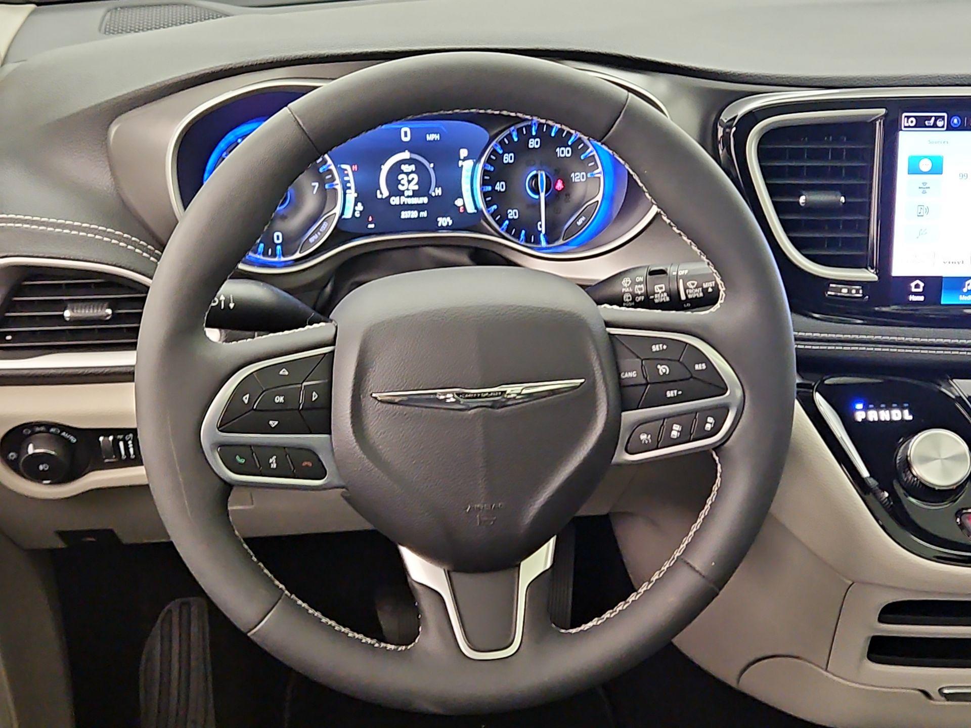 Thumbnail: 2023 Chrysler Pacifica - 10
