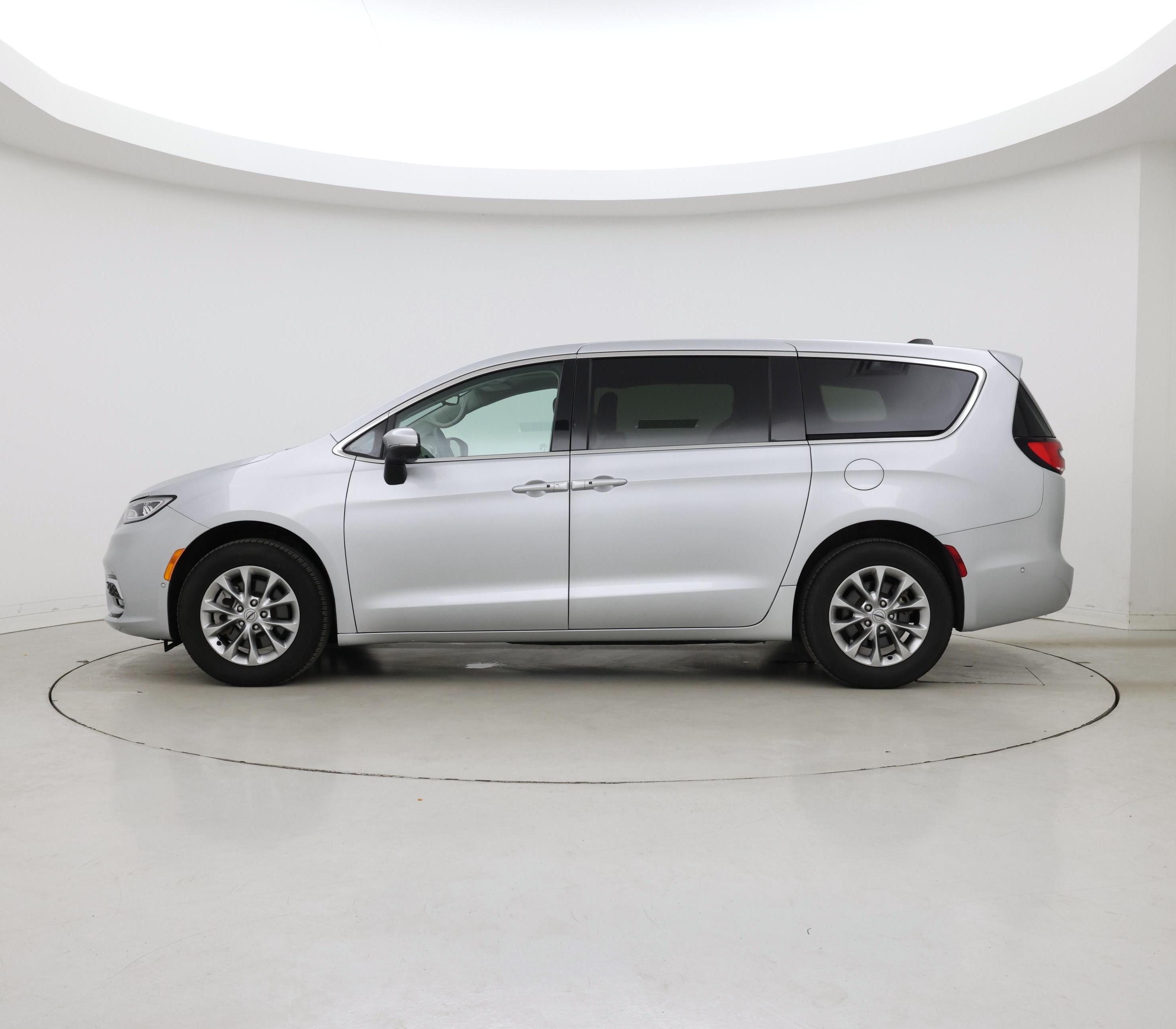 Thumbnail: 2023 Chrysler Pacifica - 3