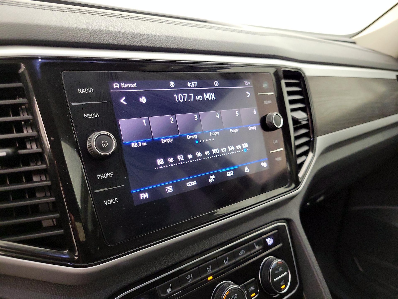 2022 Volkswagen Atlas SE w/Tech - Photo 16