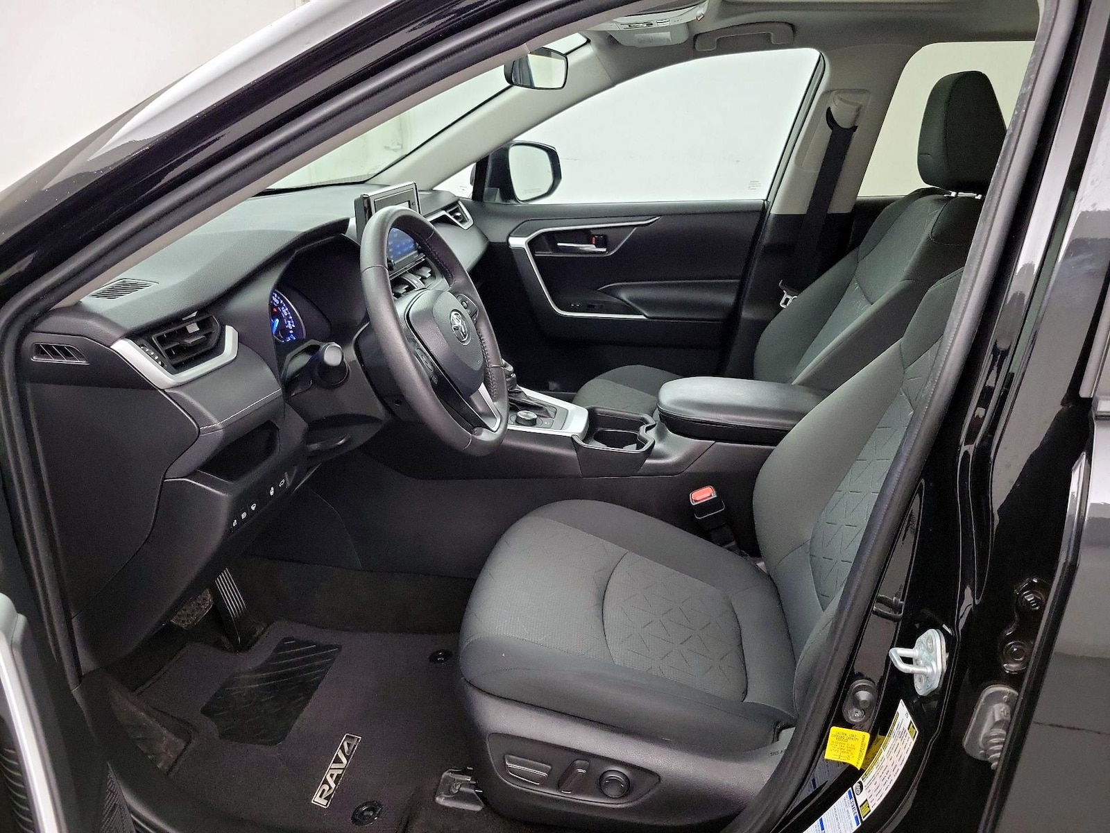 2021 Toyota RAV4 XLE - Photo 12