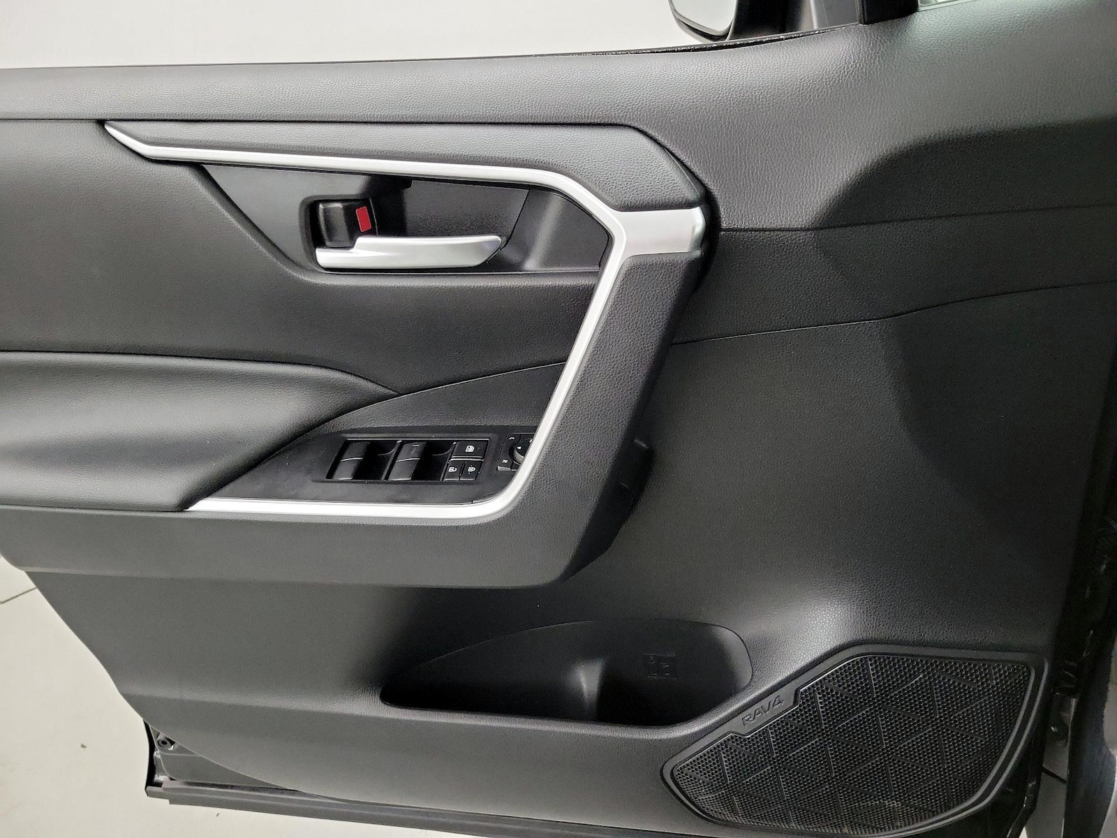2021 Toyota RAV4 XLE - Photo 13