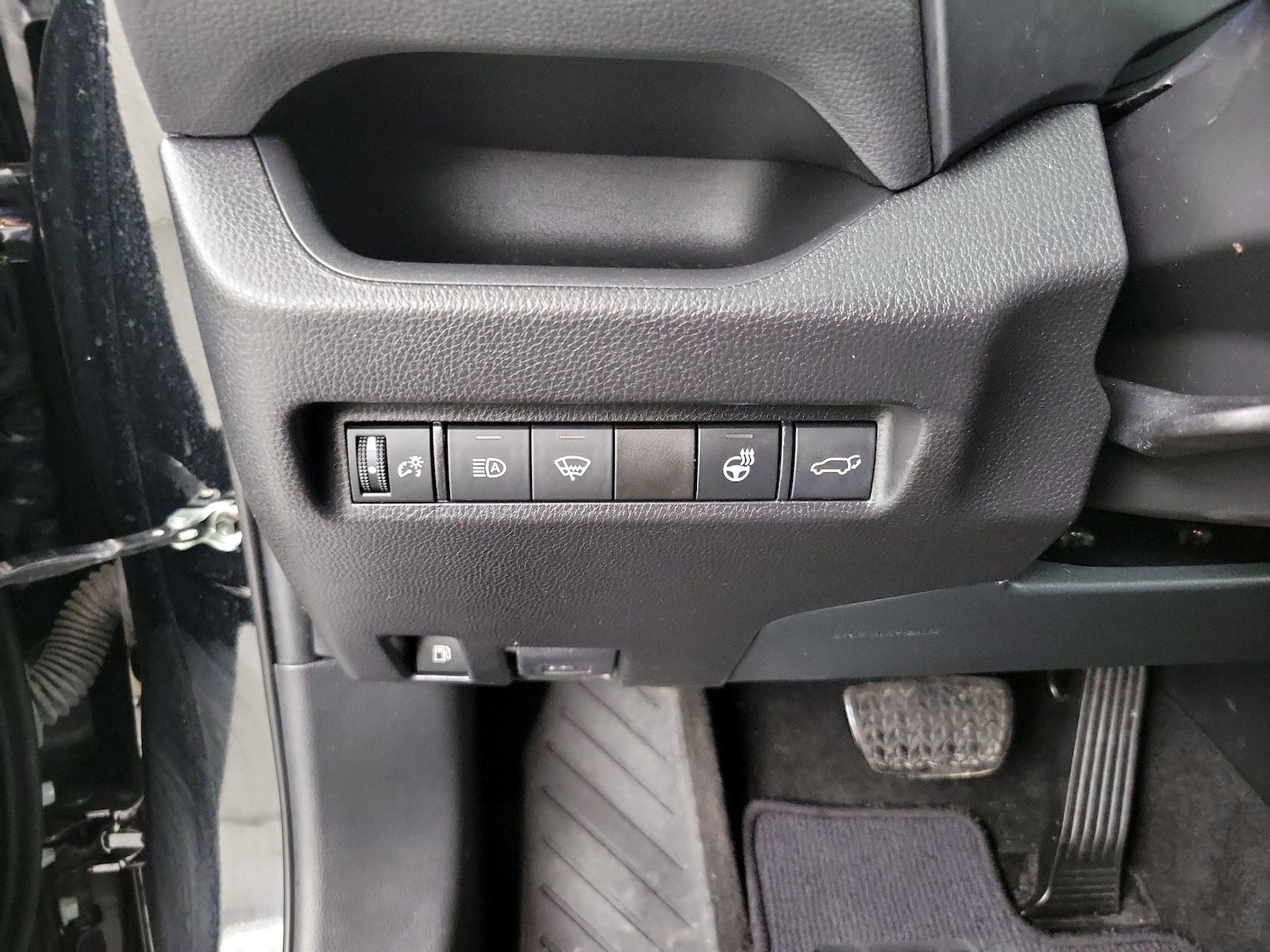 2021 Toyota RAV4 XLE - Photo 14