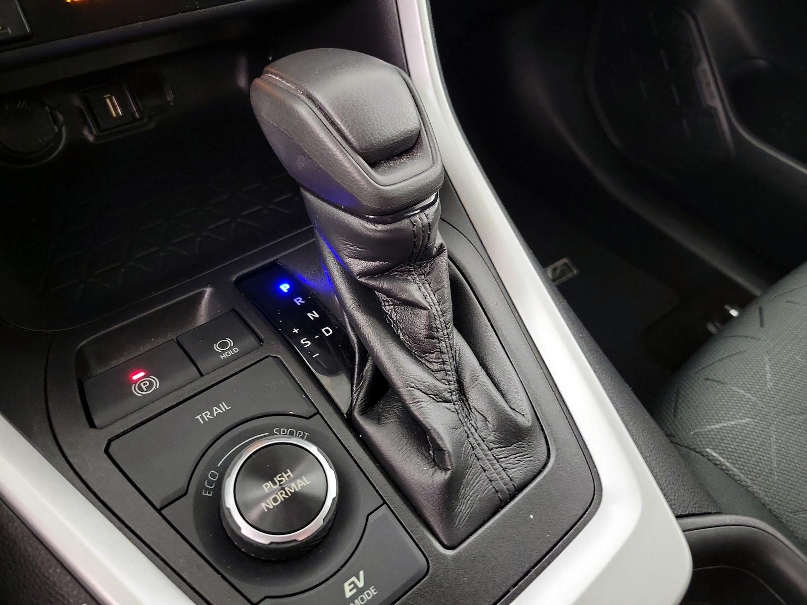 2021 Toyota RAV4 XLE - Photo 18