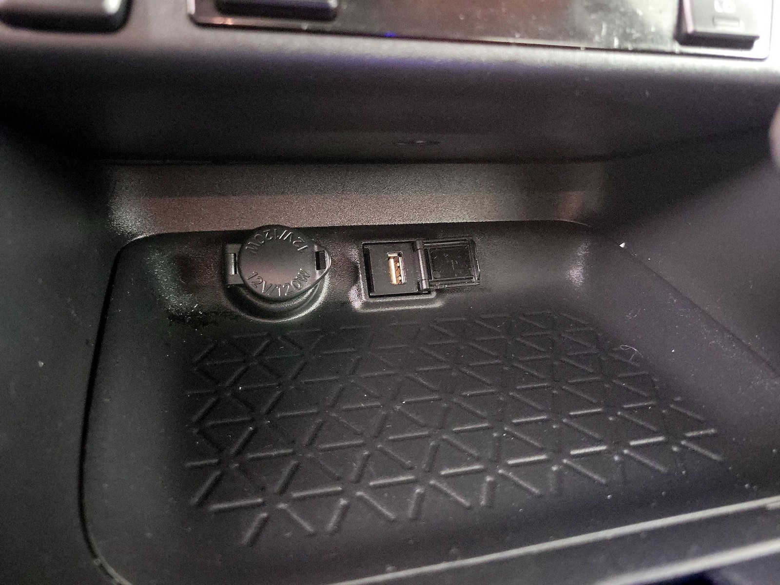 2021 Toyota RAV4 XLE - Photo 19