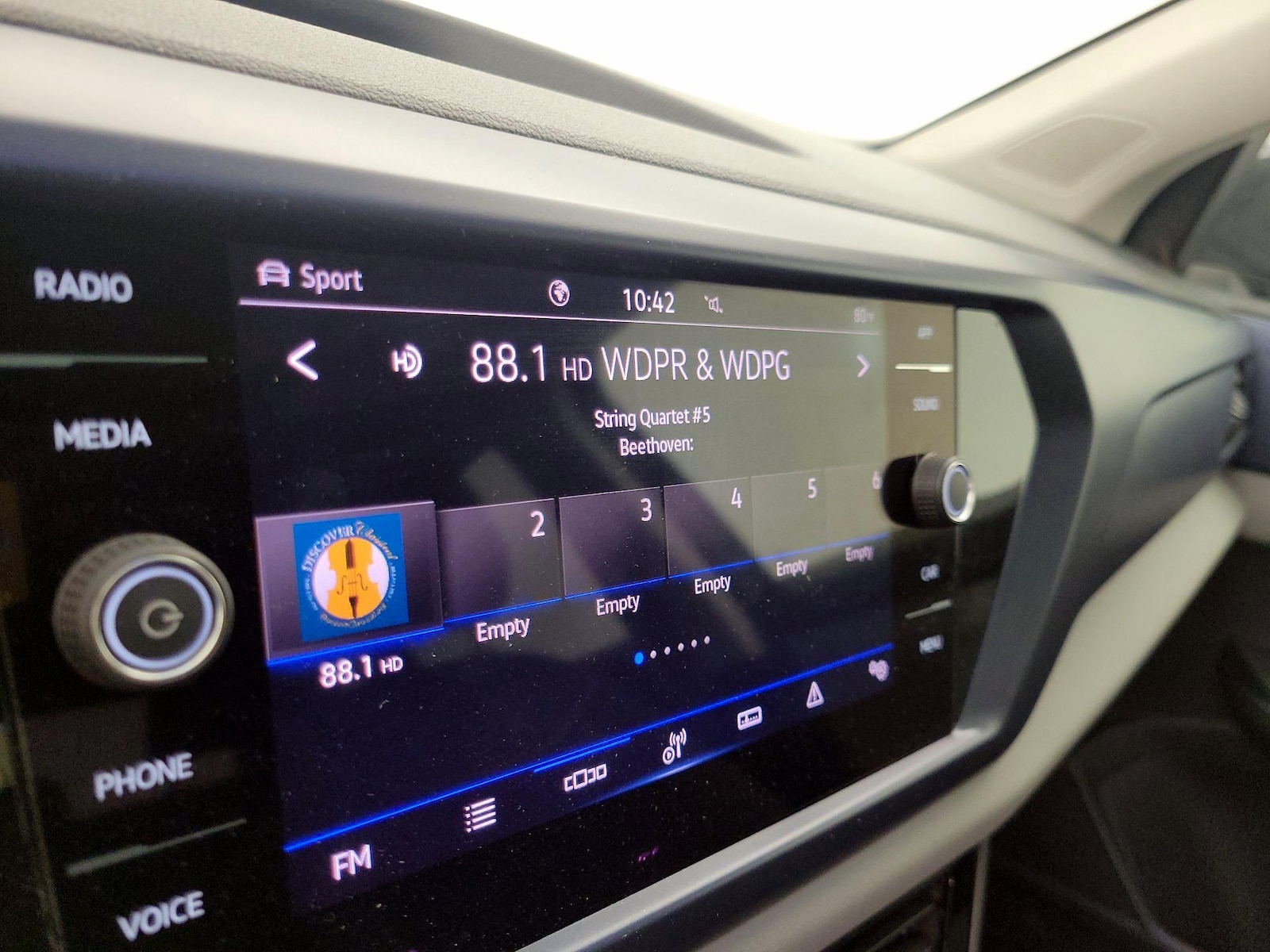 2023 Volkswagen Taos SE - Photo 16