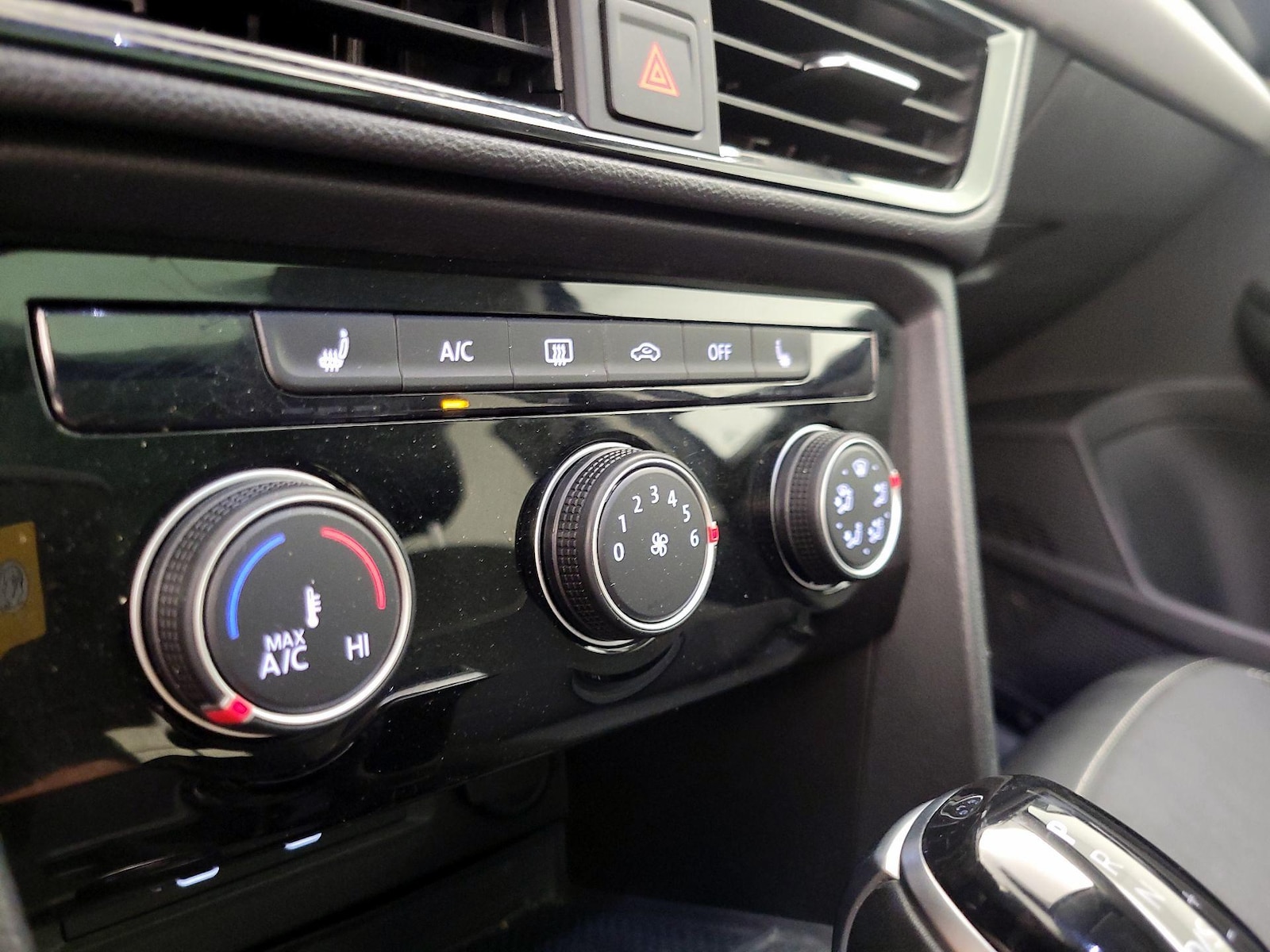 2023 Volkswagen Taos SE - Photo 17