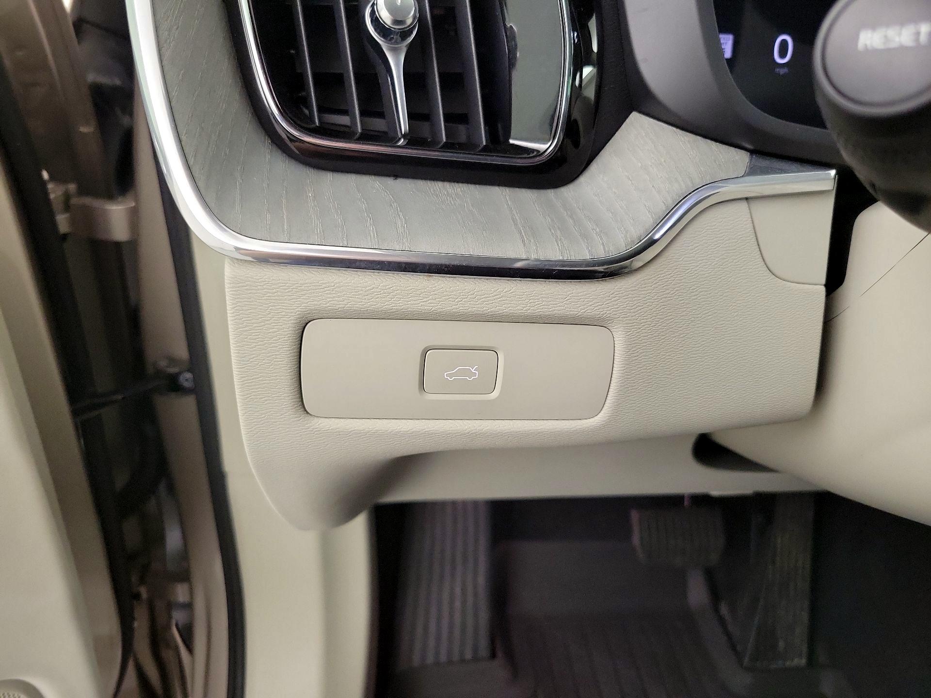Thumbnail: 2025 Volvo XC60 - 11