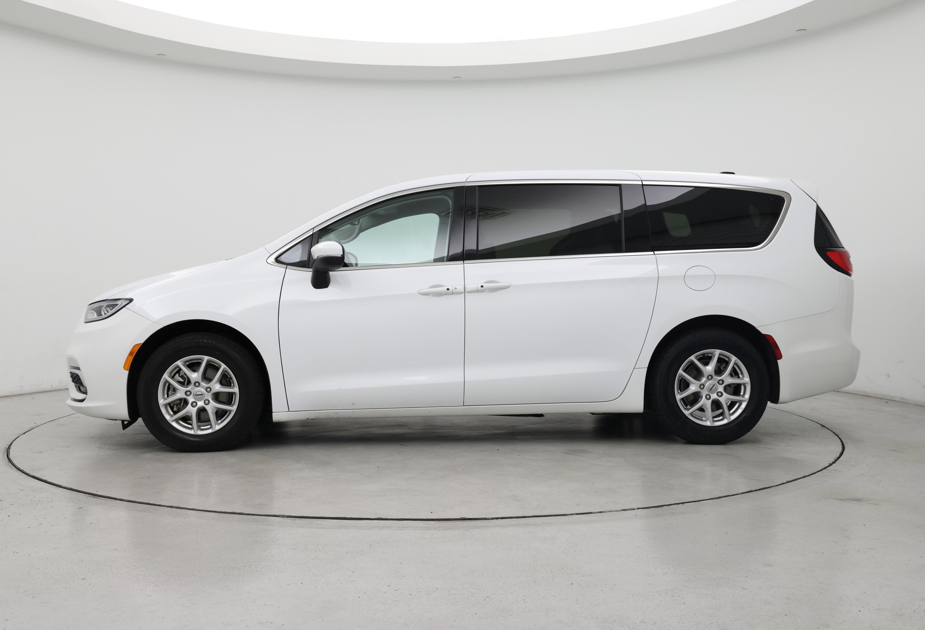 Thumbnail: 2023 Chrysler Pacifica - 3