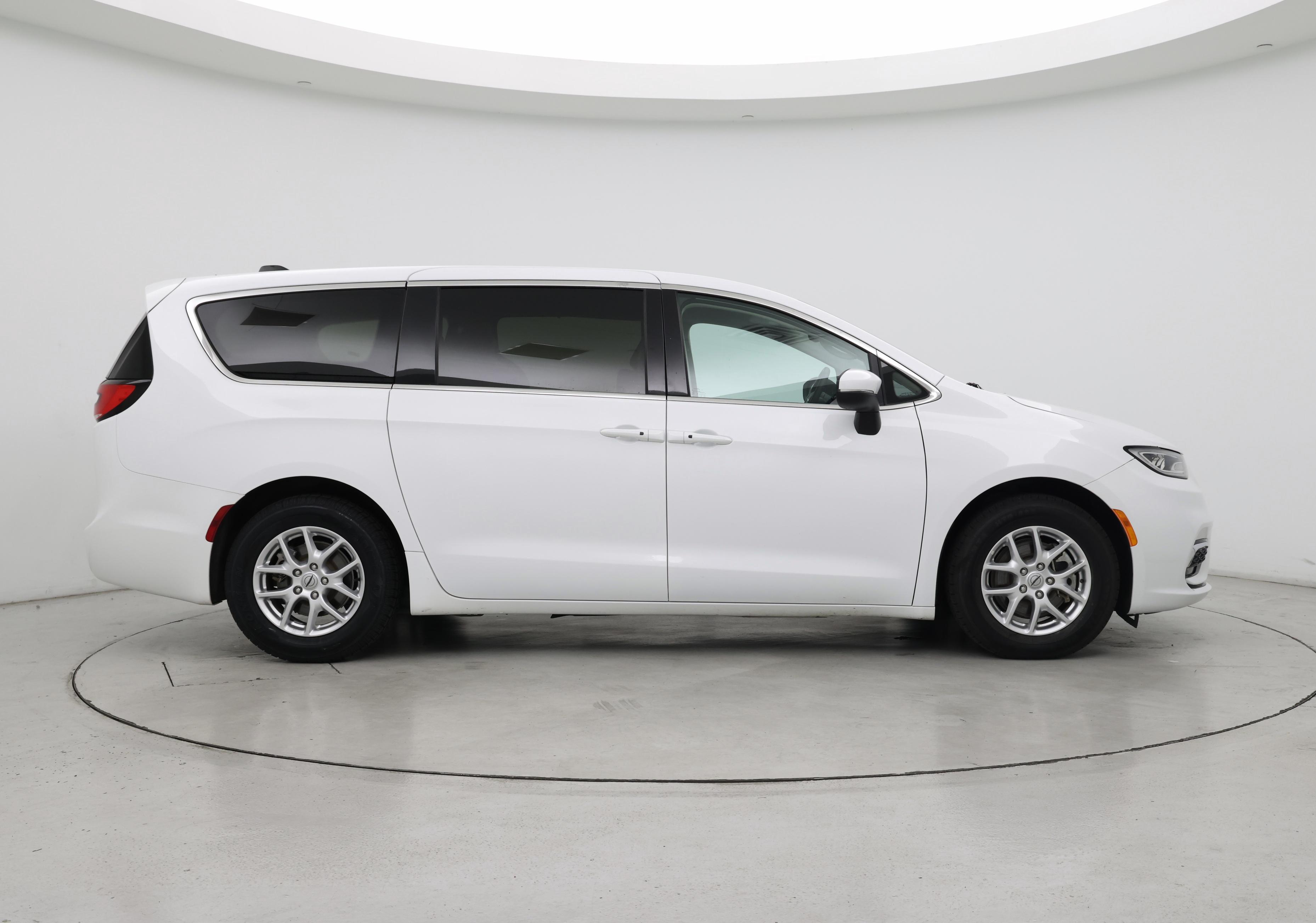 Thumbnail: 2023 Chrysler Pacifica - 7