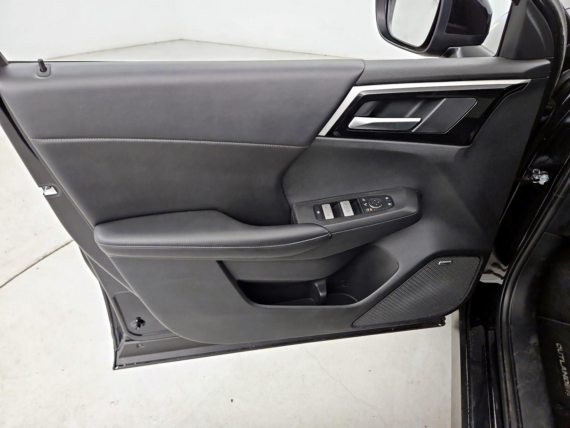 Thumbnail: 2025 Mitsubishi Outlander - 12