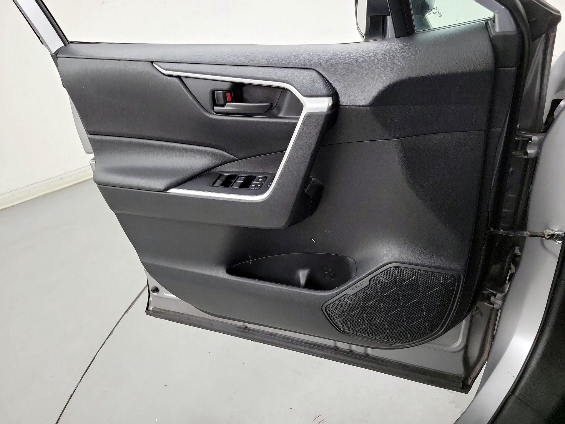 Thumbnail: 2020 Toyota RAV4 - 10