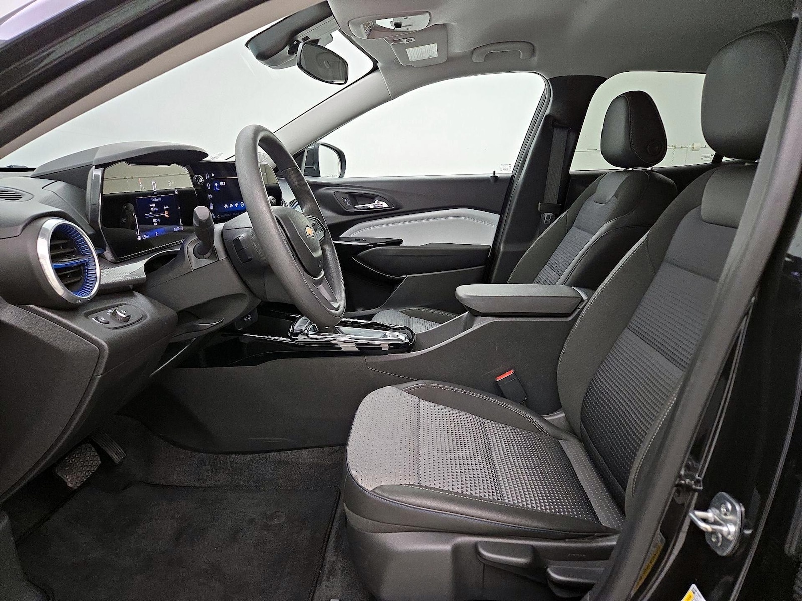 2025 Chevrolet Trax LT - Photo 12
