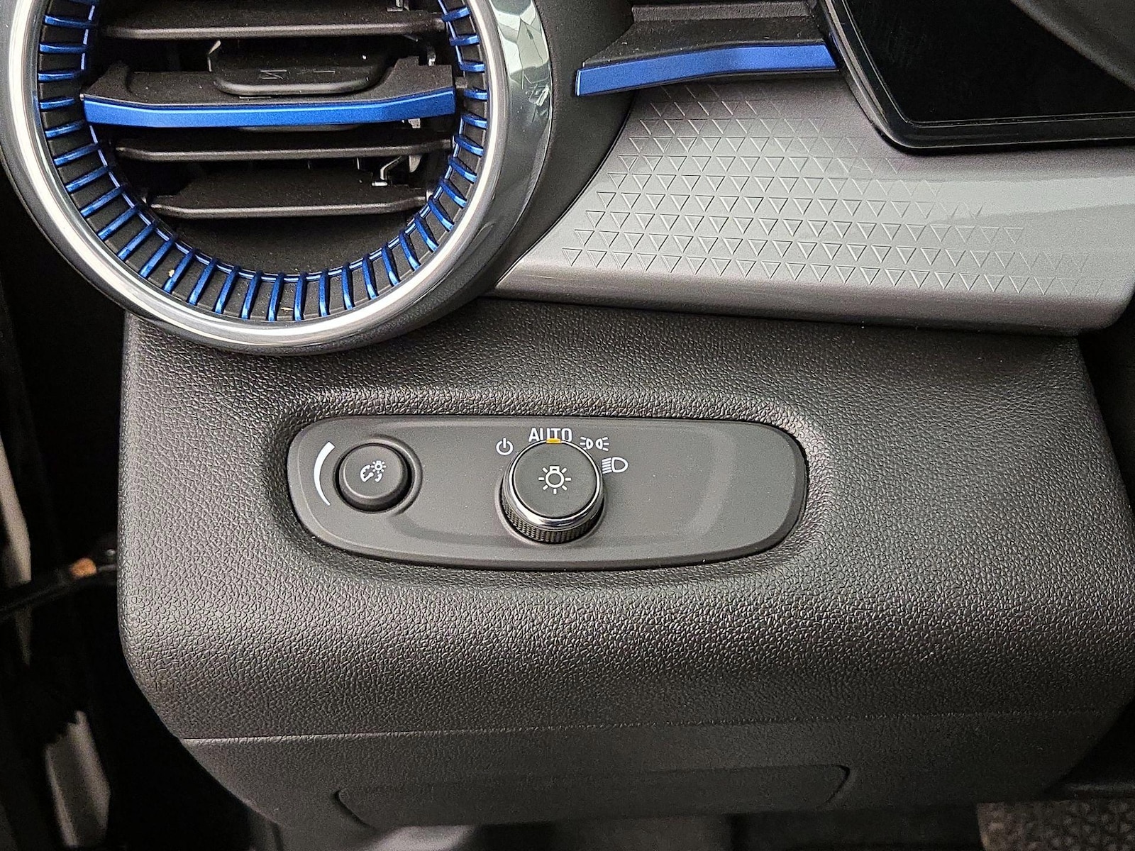 2025 Chevrolet Trax LT - Photo 14