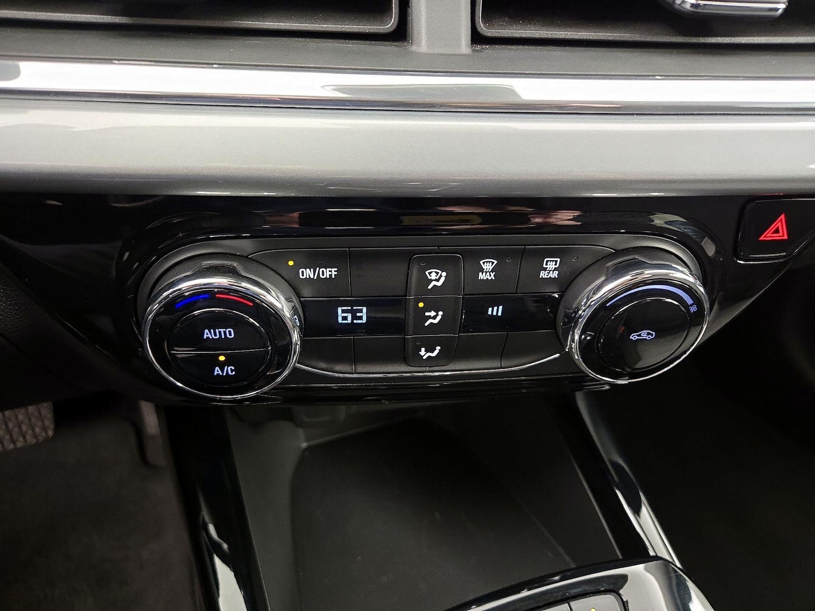2025 Chevrolet Trax LT - Photo 17