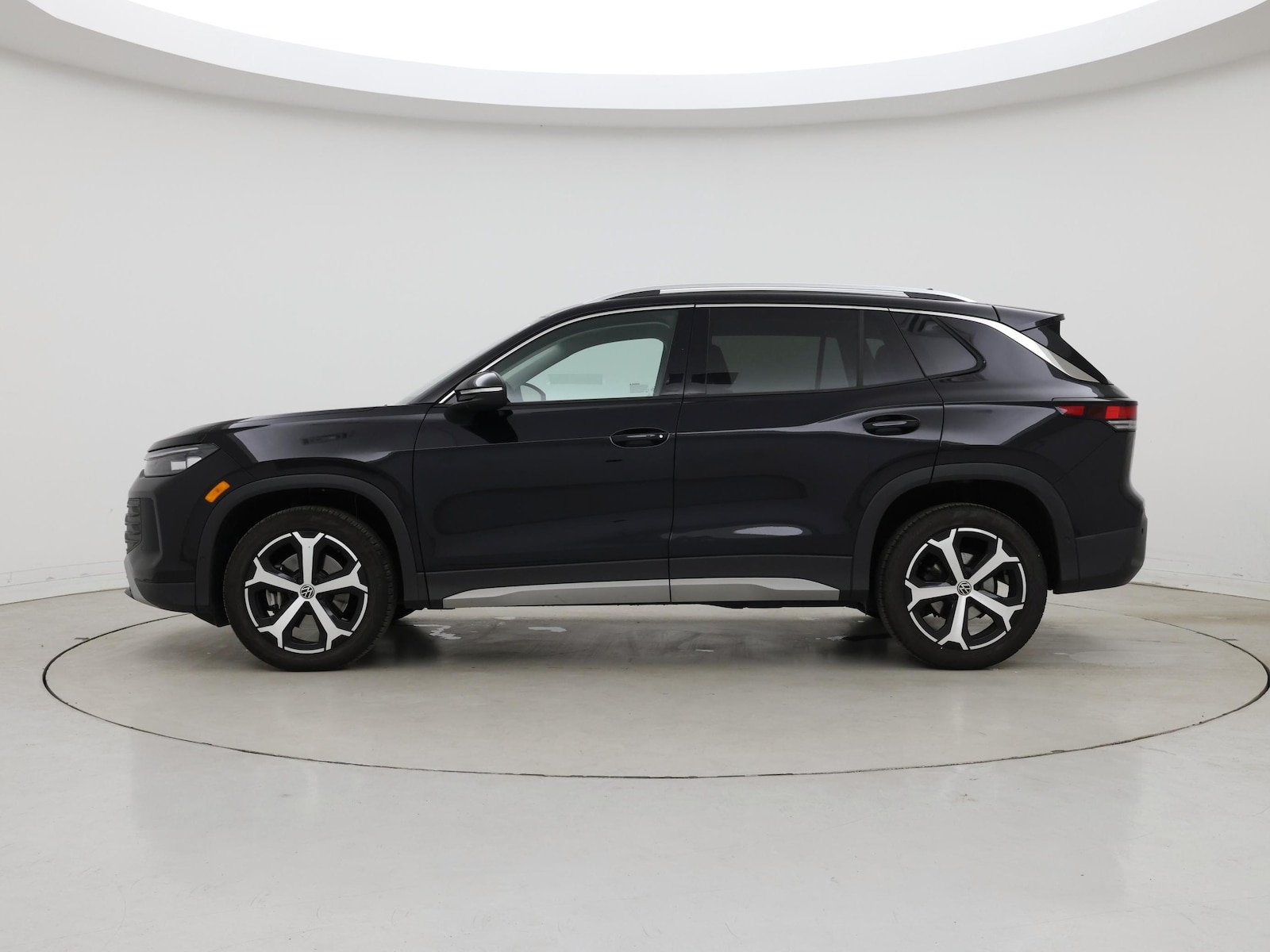 2026 Volkswagen Tiguan SE - Photo 4