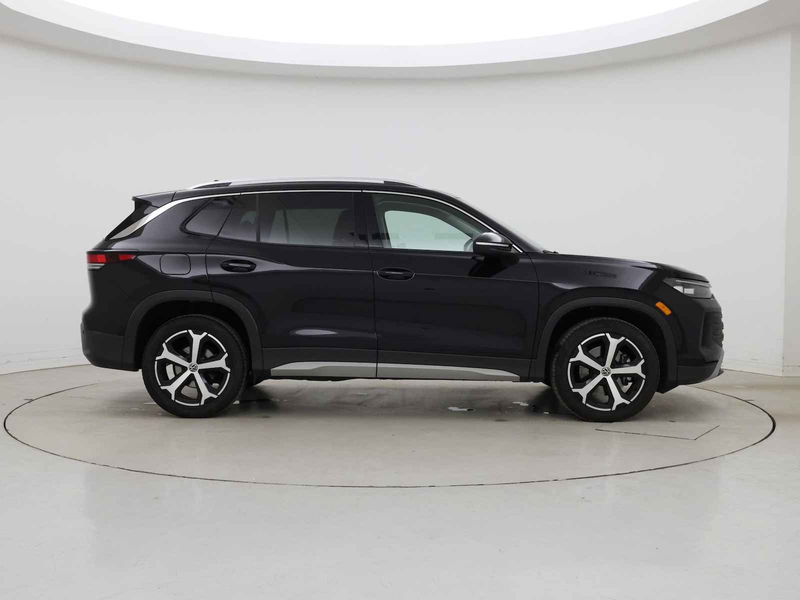 2026 Volkswagen Tiguan SE - Photo 8