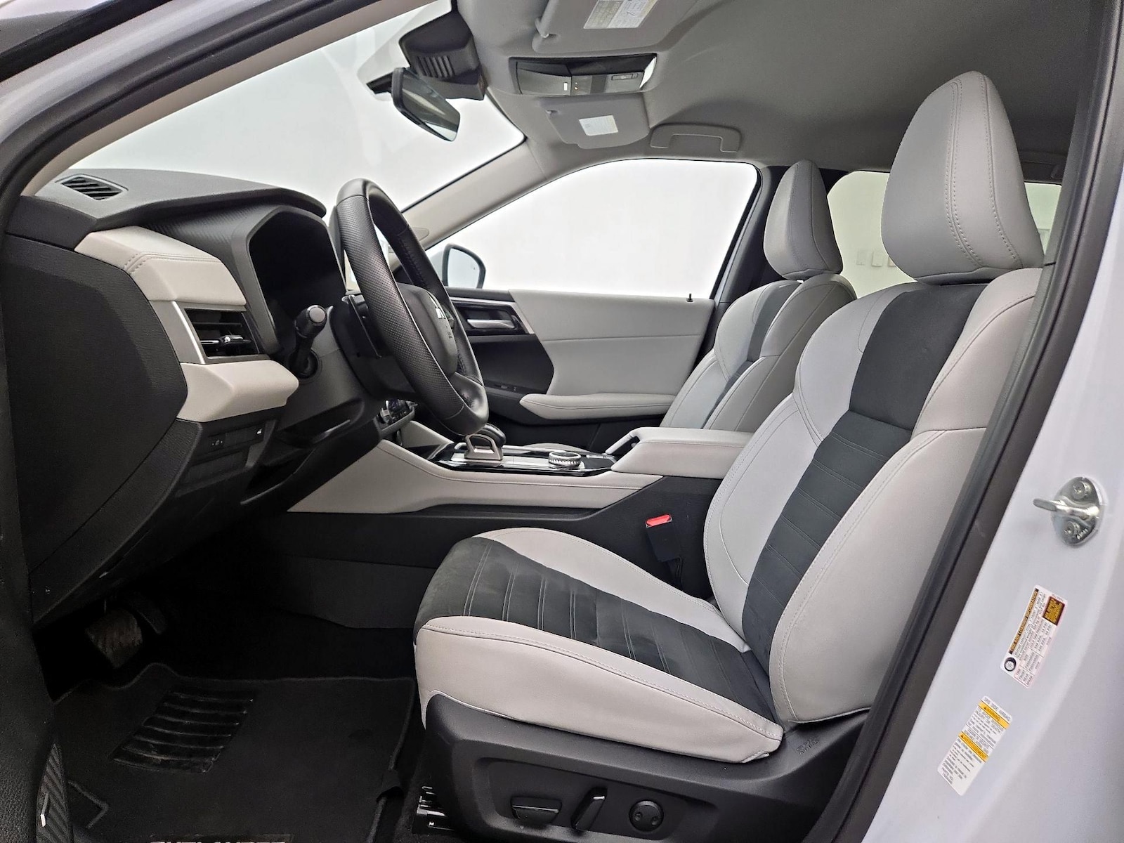 2025 Mitsubishi Outlander SE - Photo 12
