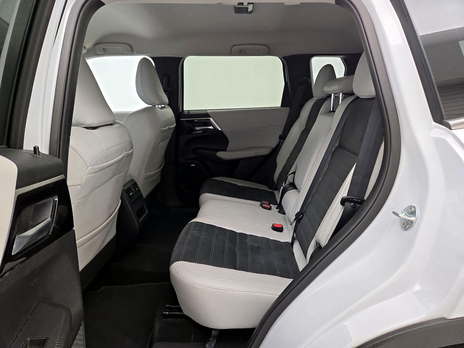 2025 Mitsubishi Outlander SE - Photo 21