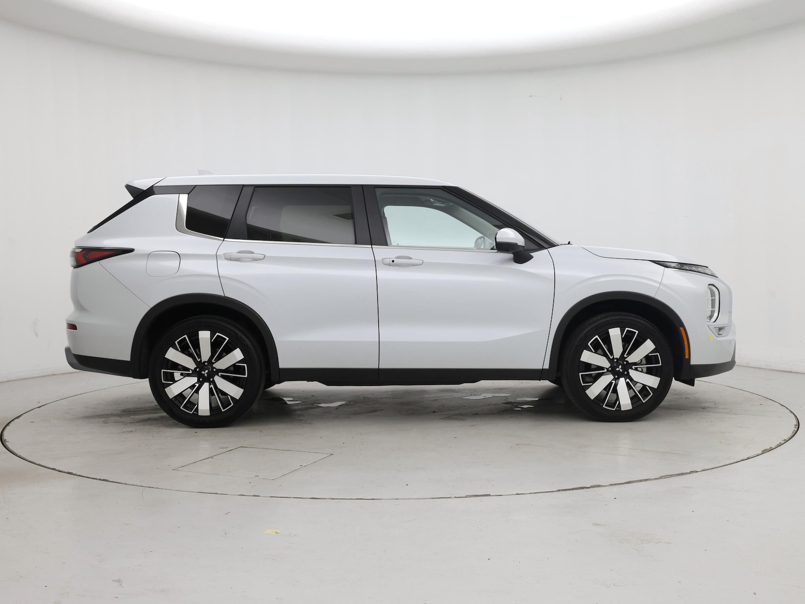 2025 Mitsubishi Outlander SE - Photo 8